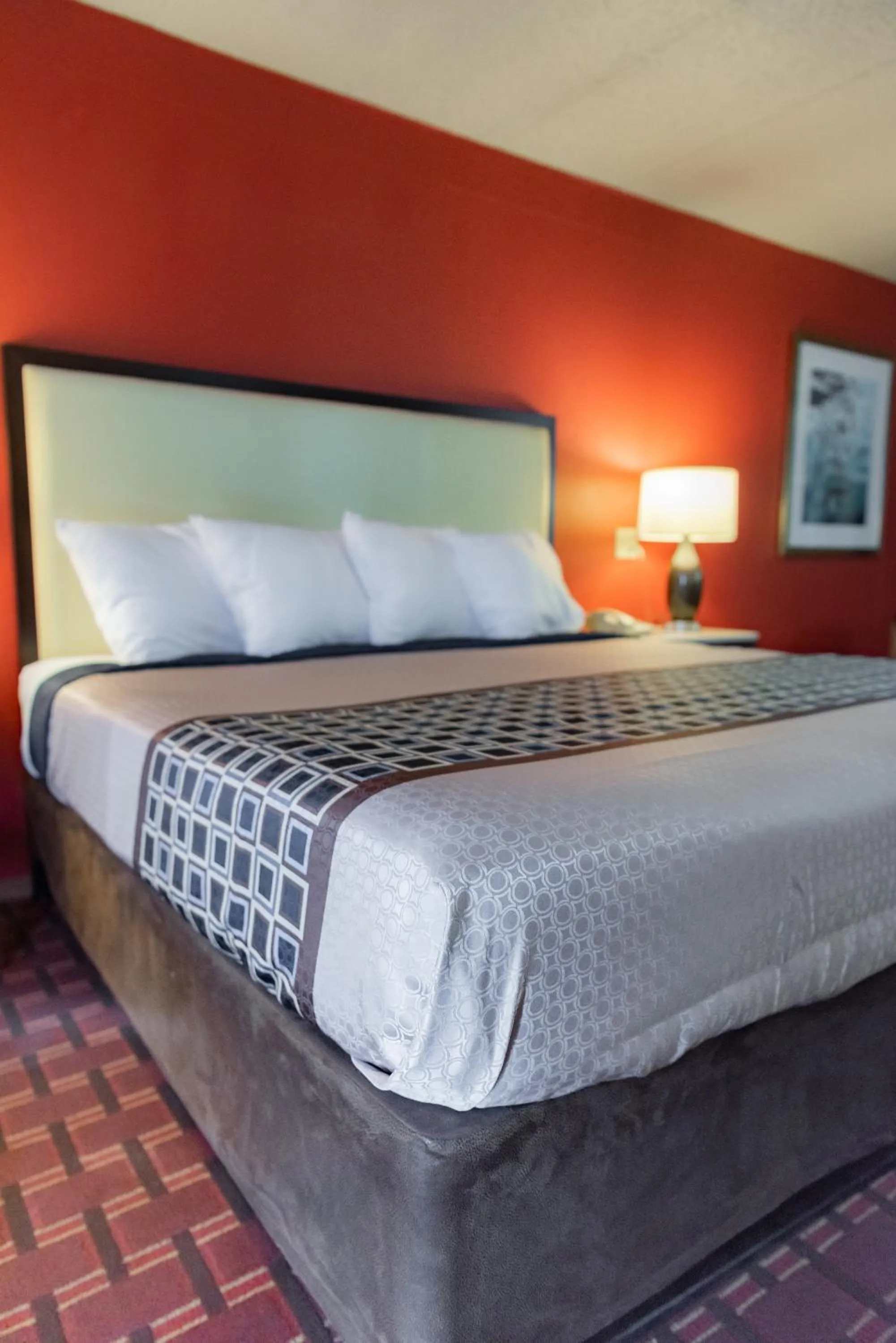 Bed in Spencer Inn & Suites