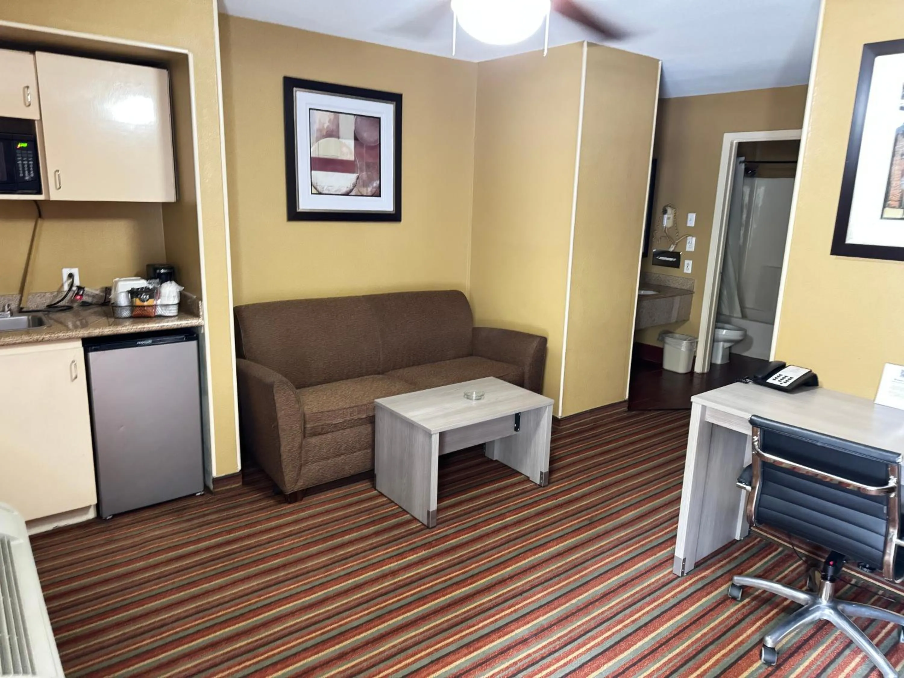 Living room in SureStay Hotel by Best Western Mt Pleasant