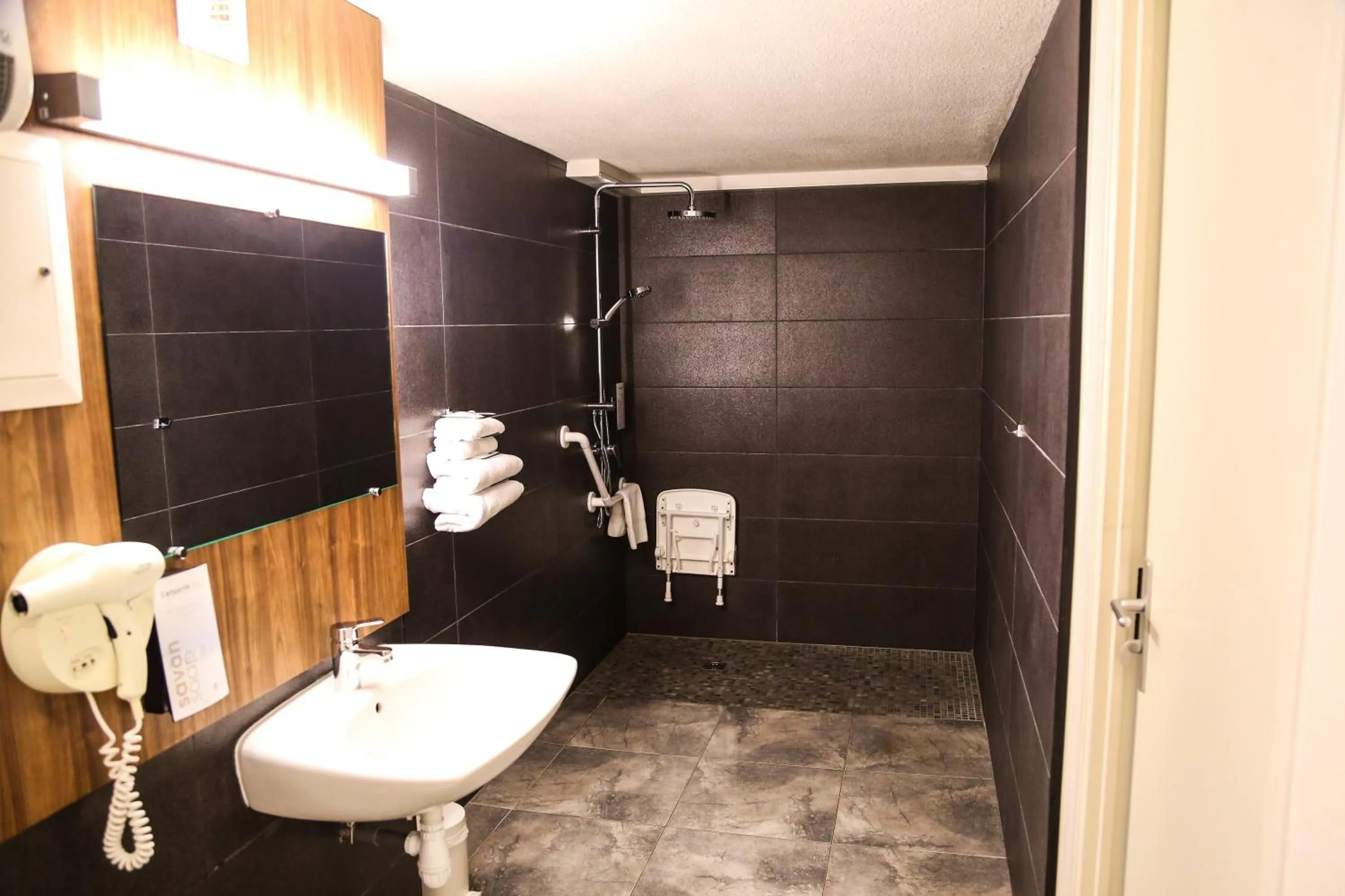 Bathroom in Campanile Narbonne A9/A61