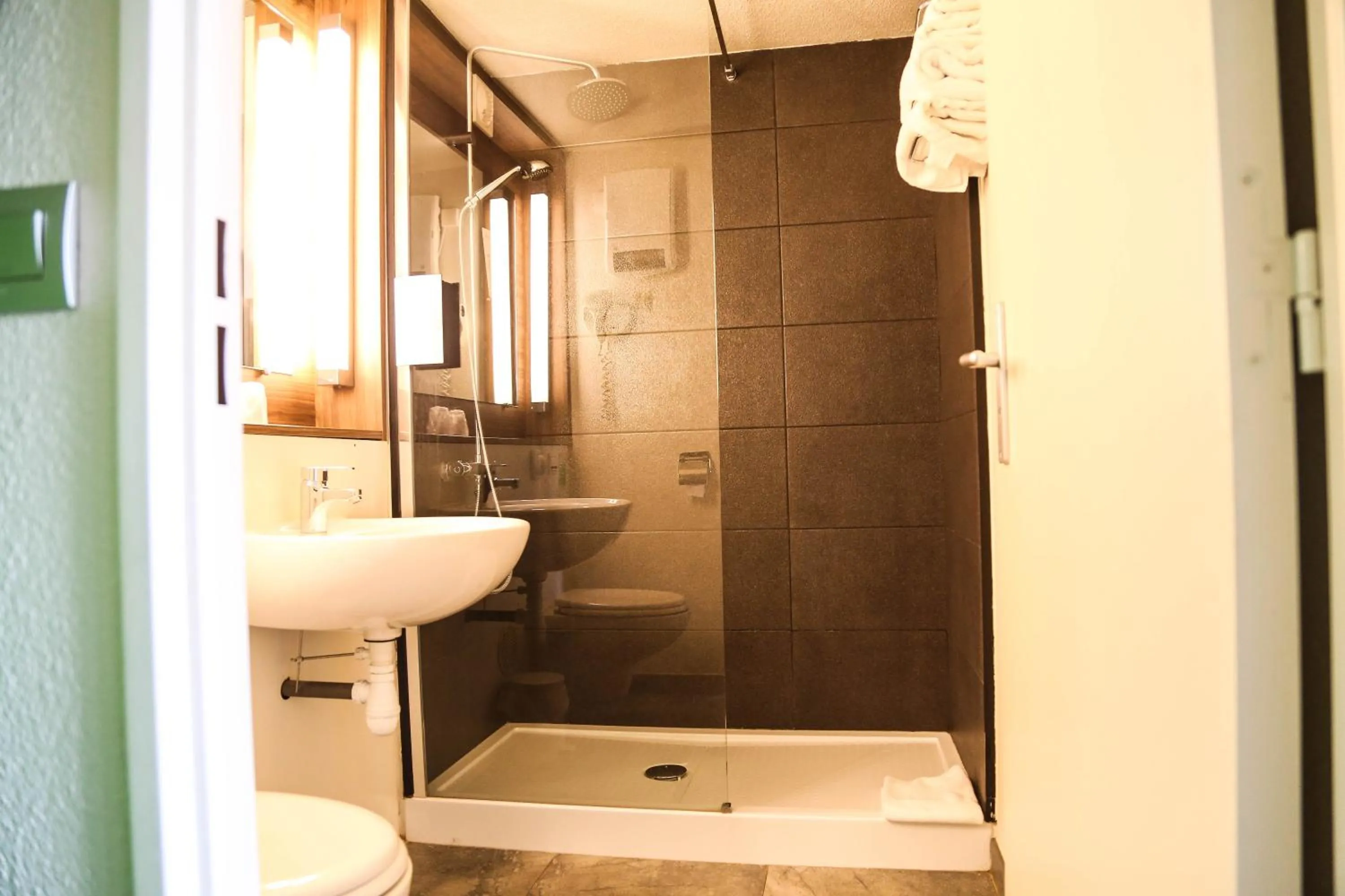 Shower in Campanile Narbonne A9/A61