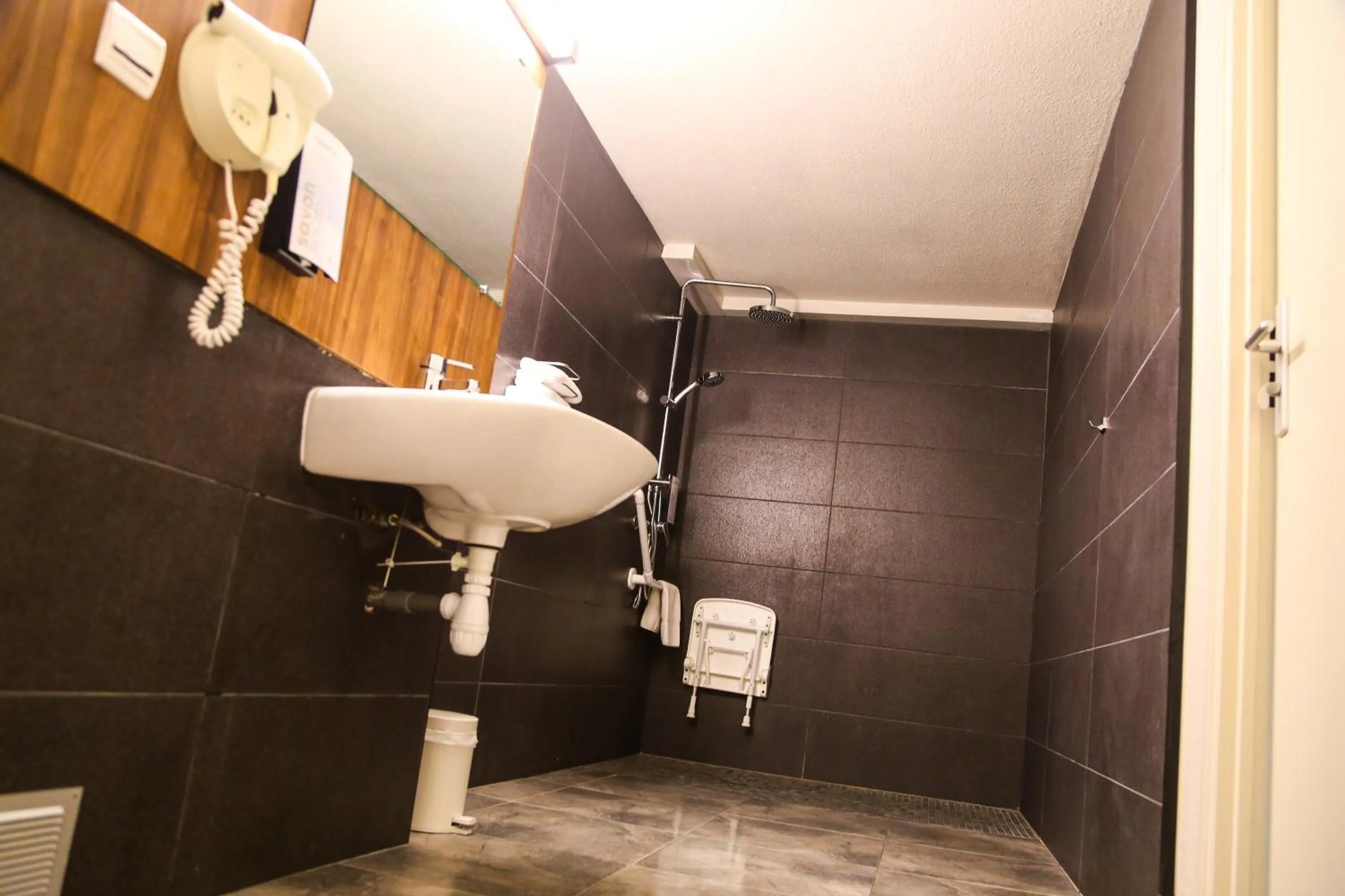 Bathroom in Campanile Narbonne A9/A61