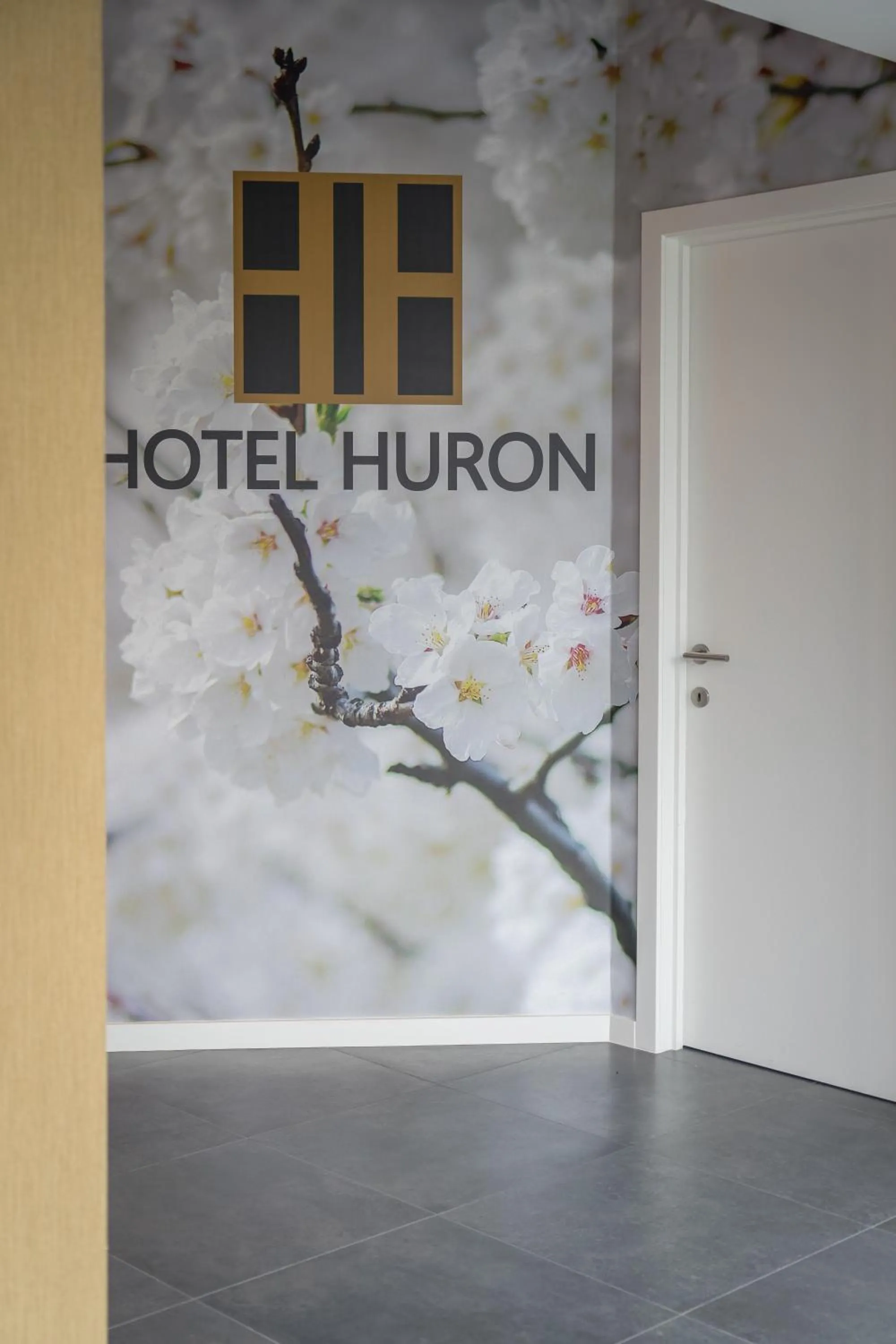 Logo/Certificate/Sign in Hotel Huron