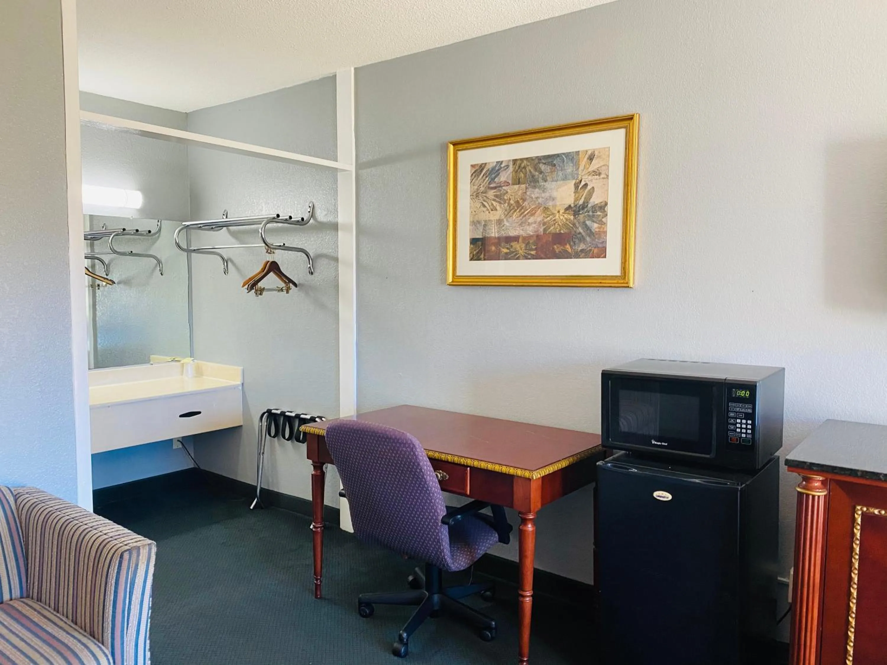 Traveler's Place Inn & Suites