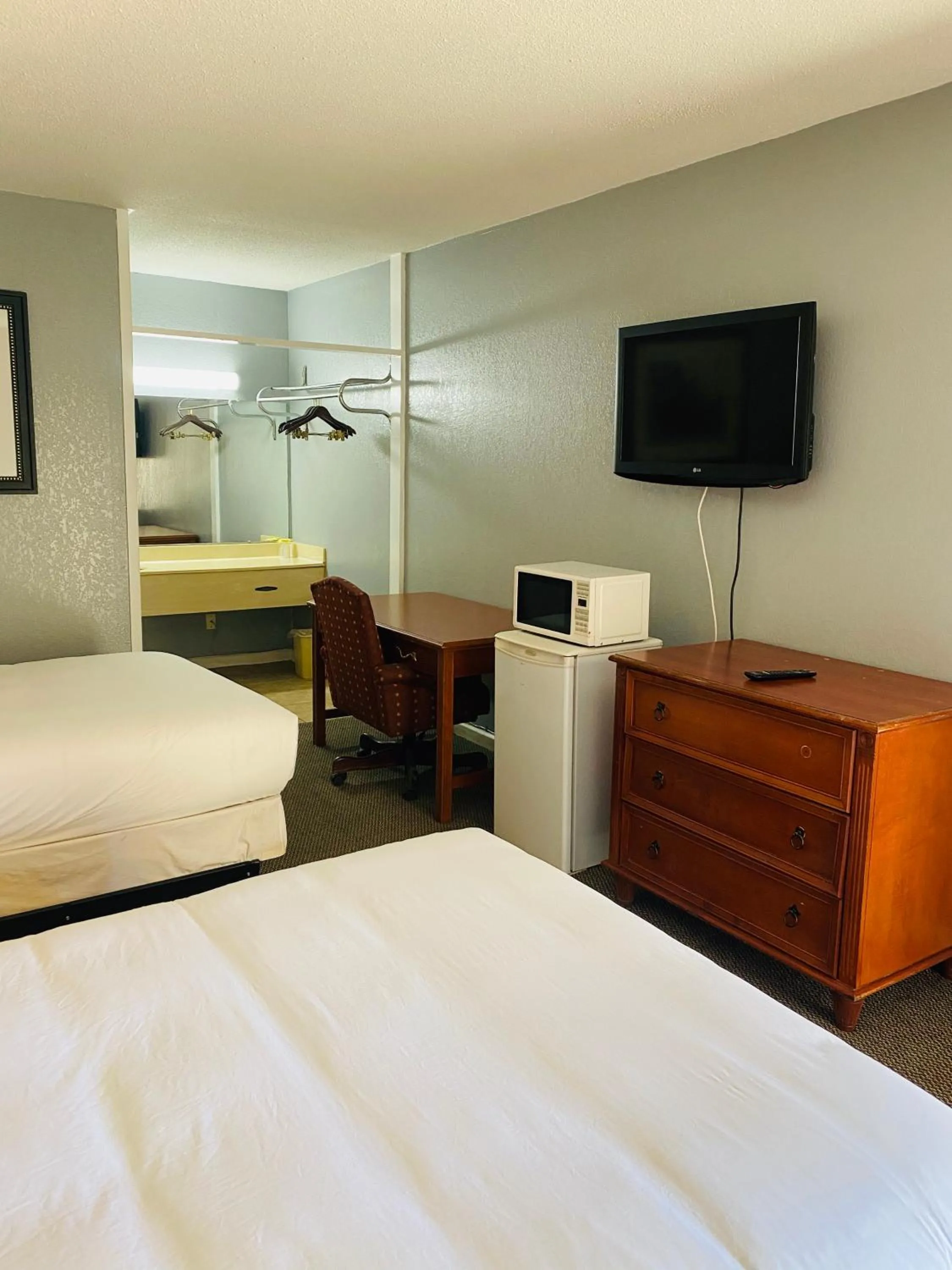 Bed in Traveler's Place Inn & Suites