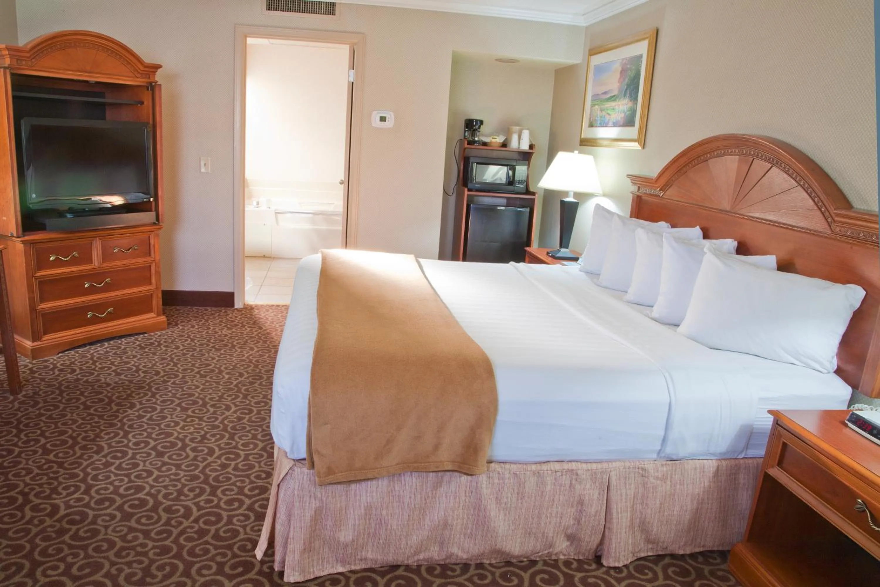 Bedroom, Bed in Red Arrow Inn & Suites, a Travelodge by Wyndham