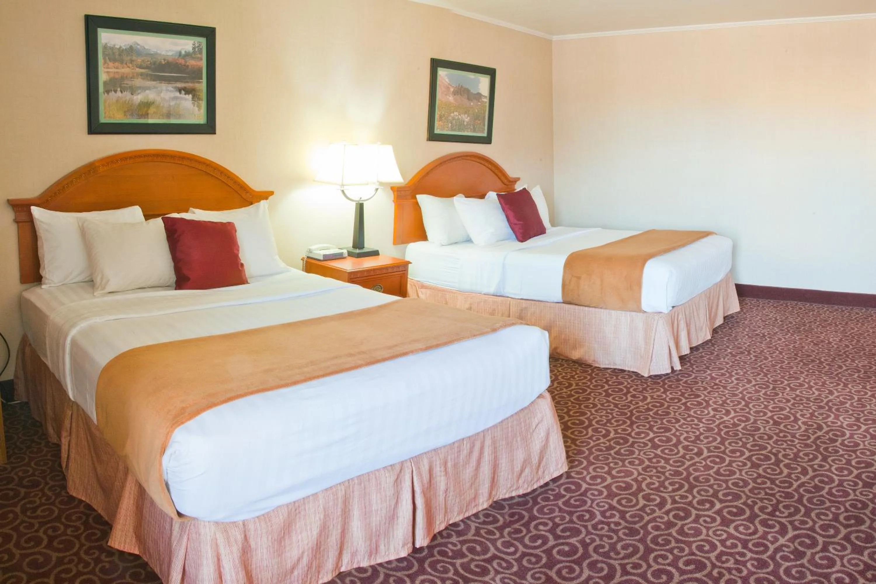 Bedroom, Bed in Red Arrow Inn & Suites, a Travelodge by Wyndham