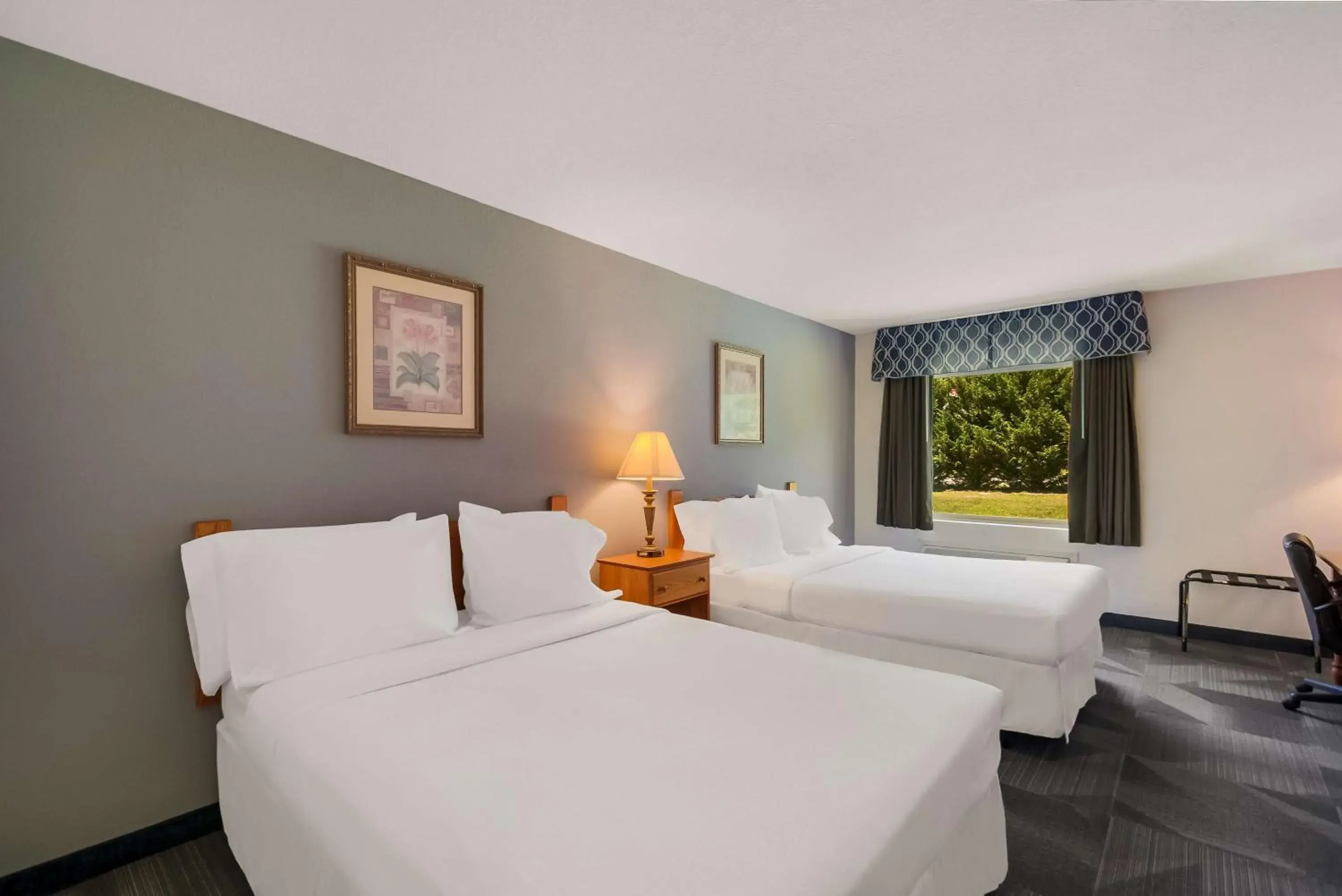 Bedroom, Bed in SureStay Plus Hotel by Best Western Berkeley Springs Bedroom, Bed in SureStay Plus Hotel by Best Western Berkeley Springs