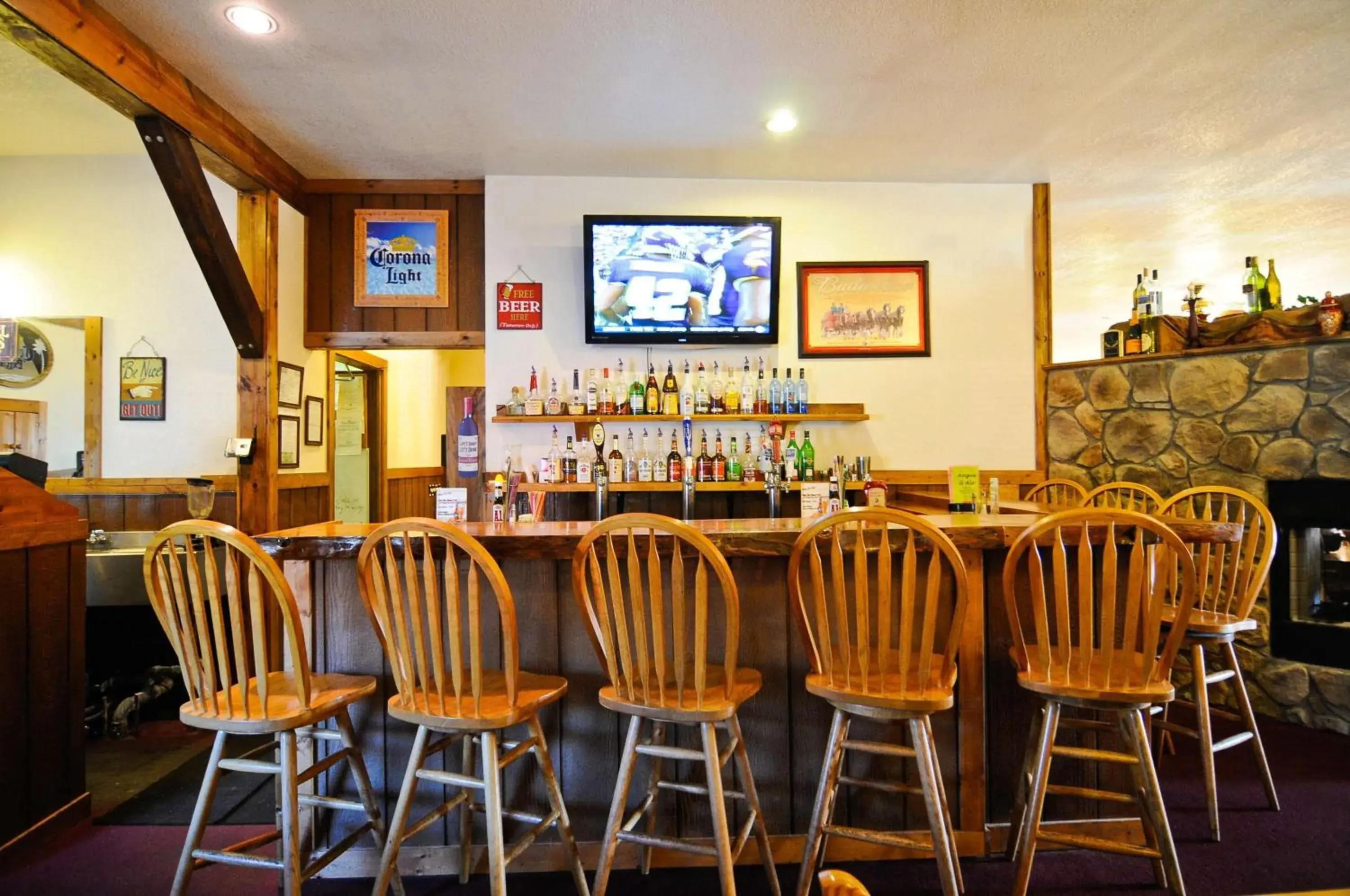 Lounge or bar in SureStay Plus Hotel by Best Western Berkeley Springs Lounge or bar in SureStay Plus Hotel by Best Western Berkeley Springs