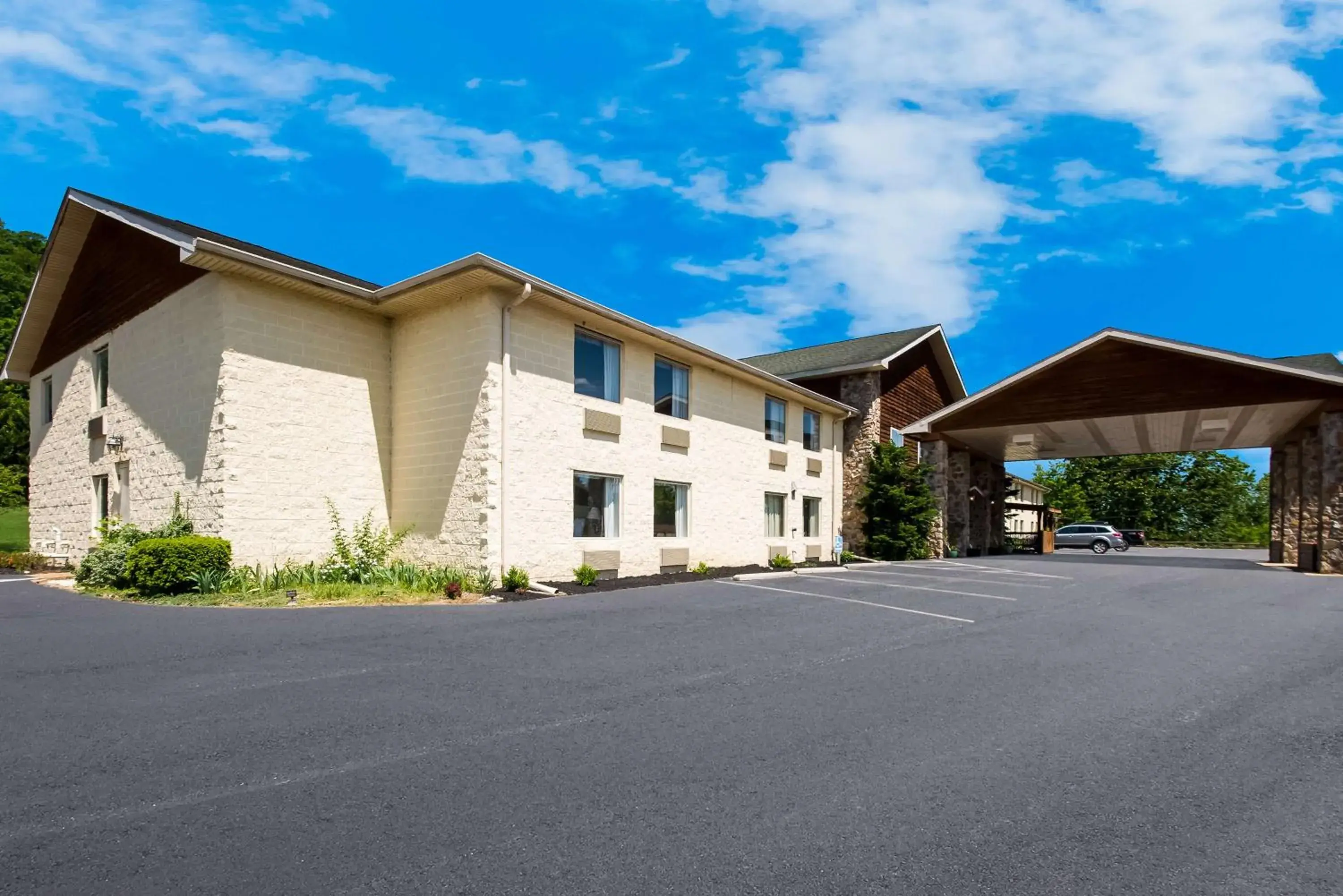 Property building in SureStay Plus Hotel by Best Western Berkeley Springs Property building in SureStay Plus Hotel by Best Western Berkeley Springs