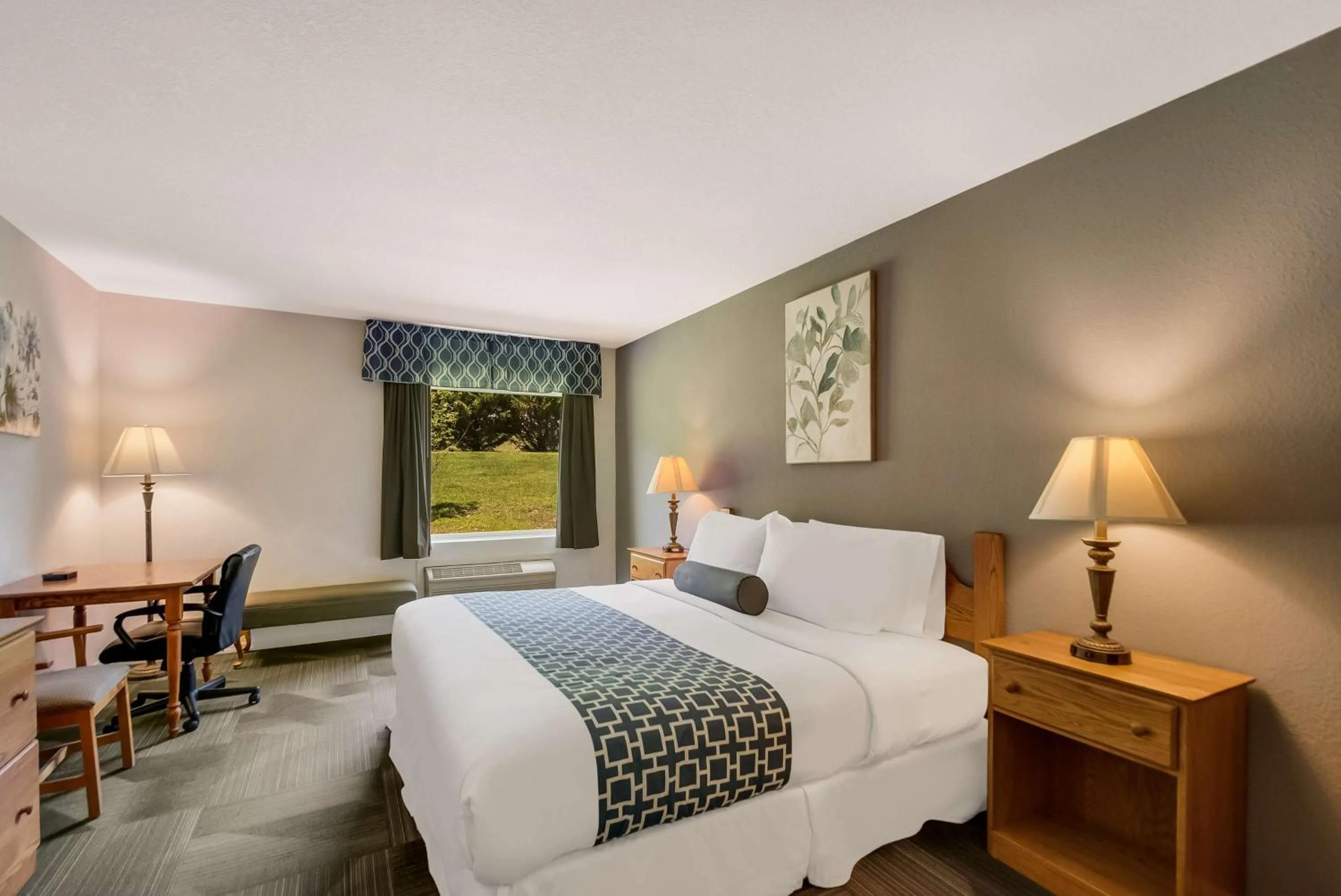 Bedroom, Bed in SureStay Plus Hotel by Best Western Berkeley Springs