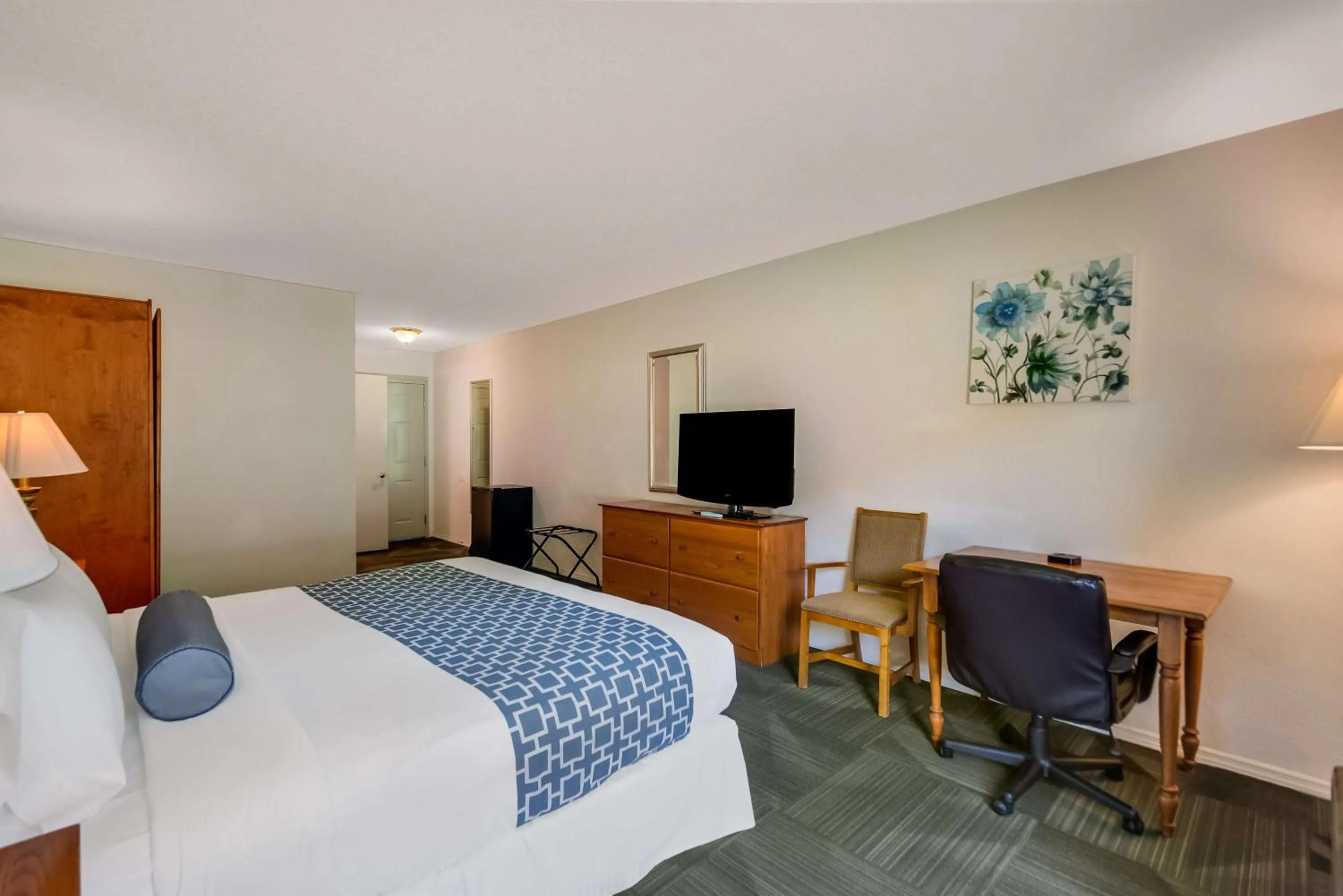 Bedroom, Bed in SureStay Plus Hotel by Best Western Berkeley Springs