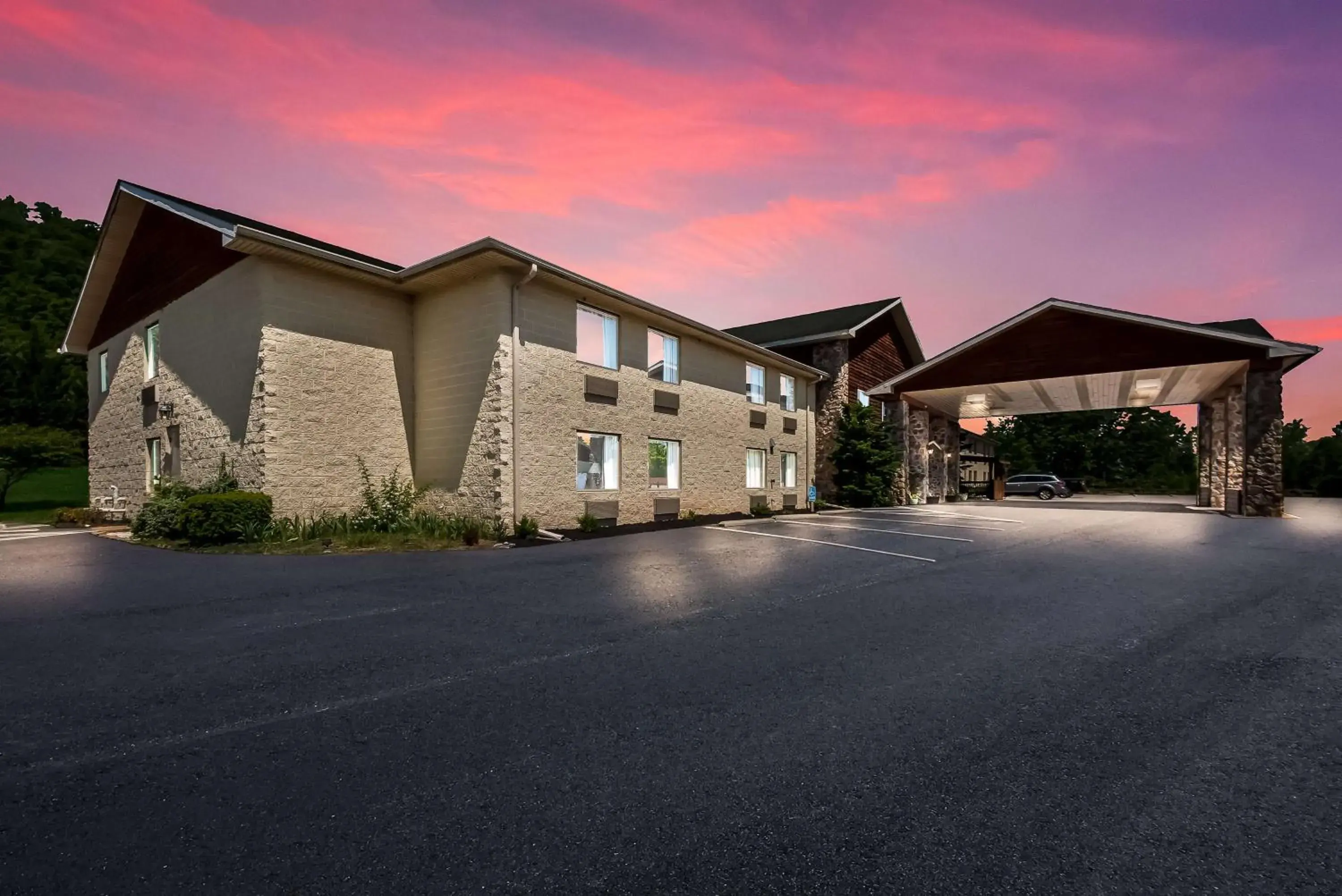 Property building in SureStay Plus Hotel by Best Western Berkeley Springs Property building in SureStay Plus Hotel by Best Western Berkeley Springs