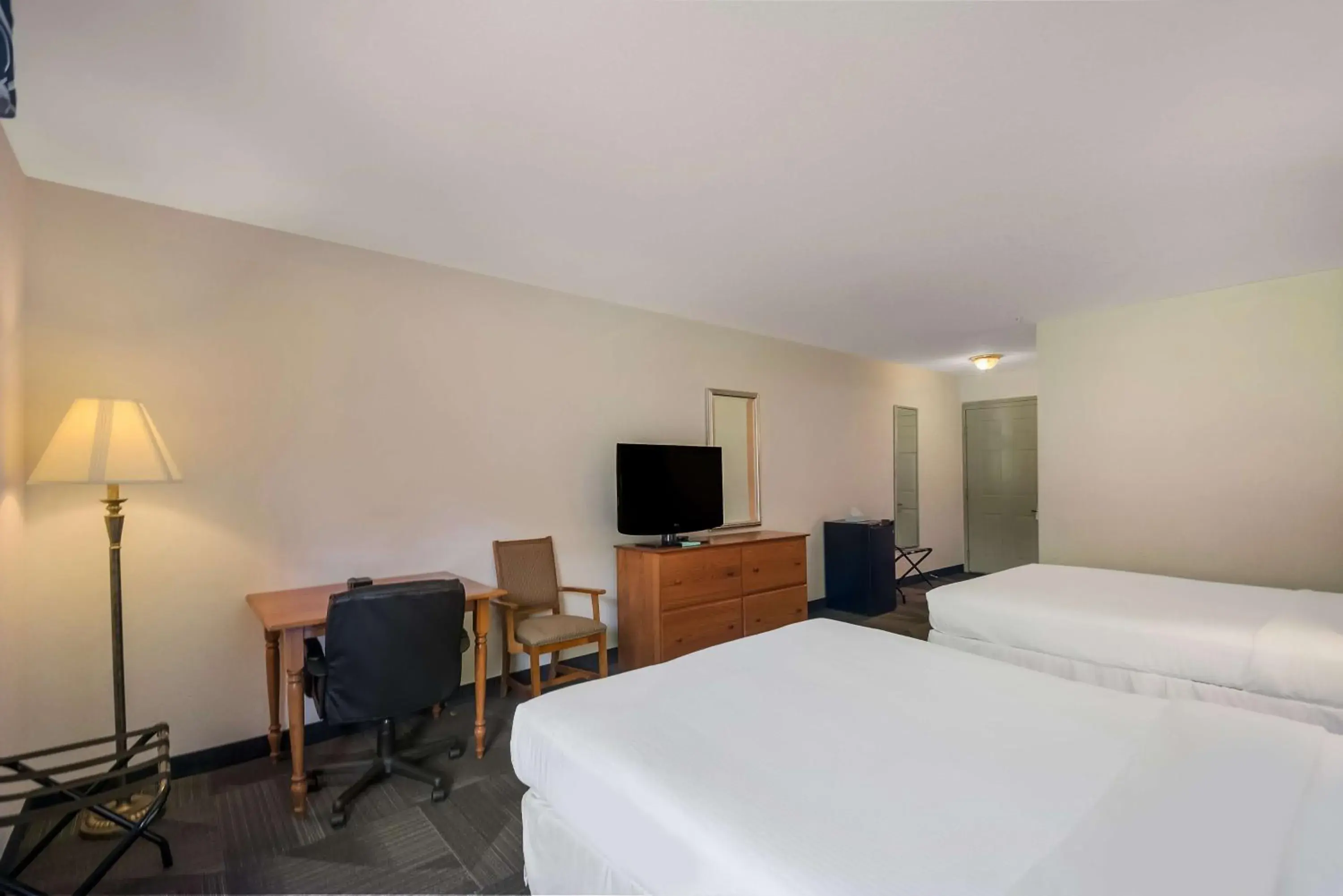 Bedroom, Bed in SureStay Plus Hotel by Best Western Berkeley Springs Bedroom, Bed in SureStay Plus Hotel by Best Western Berkeley Springs