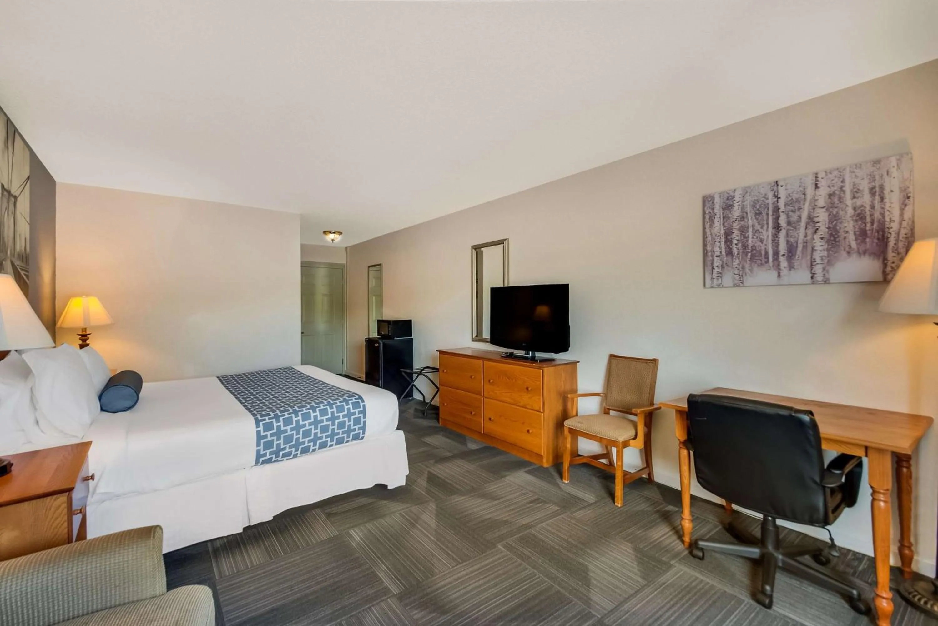 Bedroom, Bed in SureStay Plus Hotel by Best Western Berkeley Springs