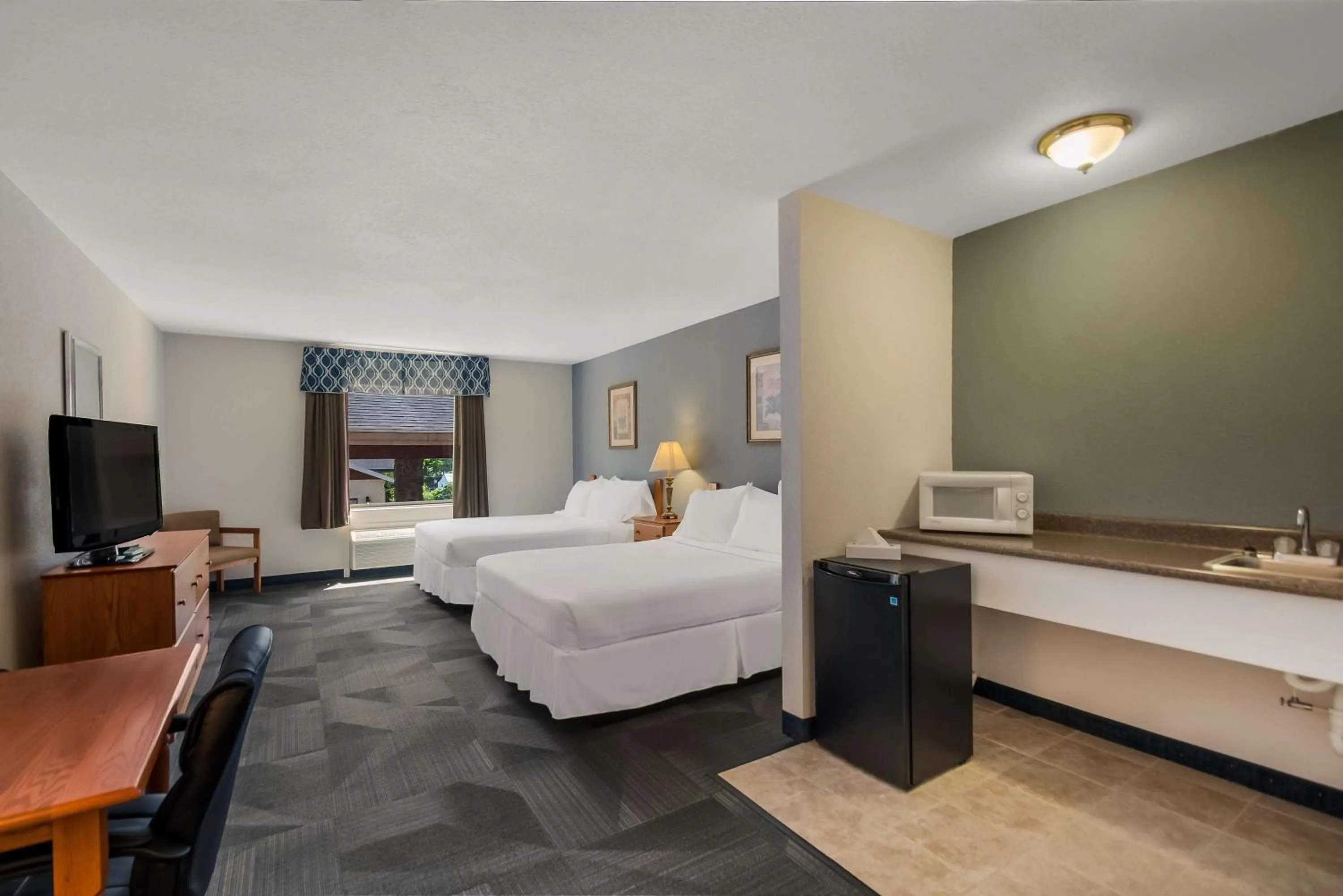 Bedroom, Bed in SureStay Plus Hotel by Best Western Berkeley Springs
