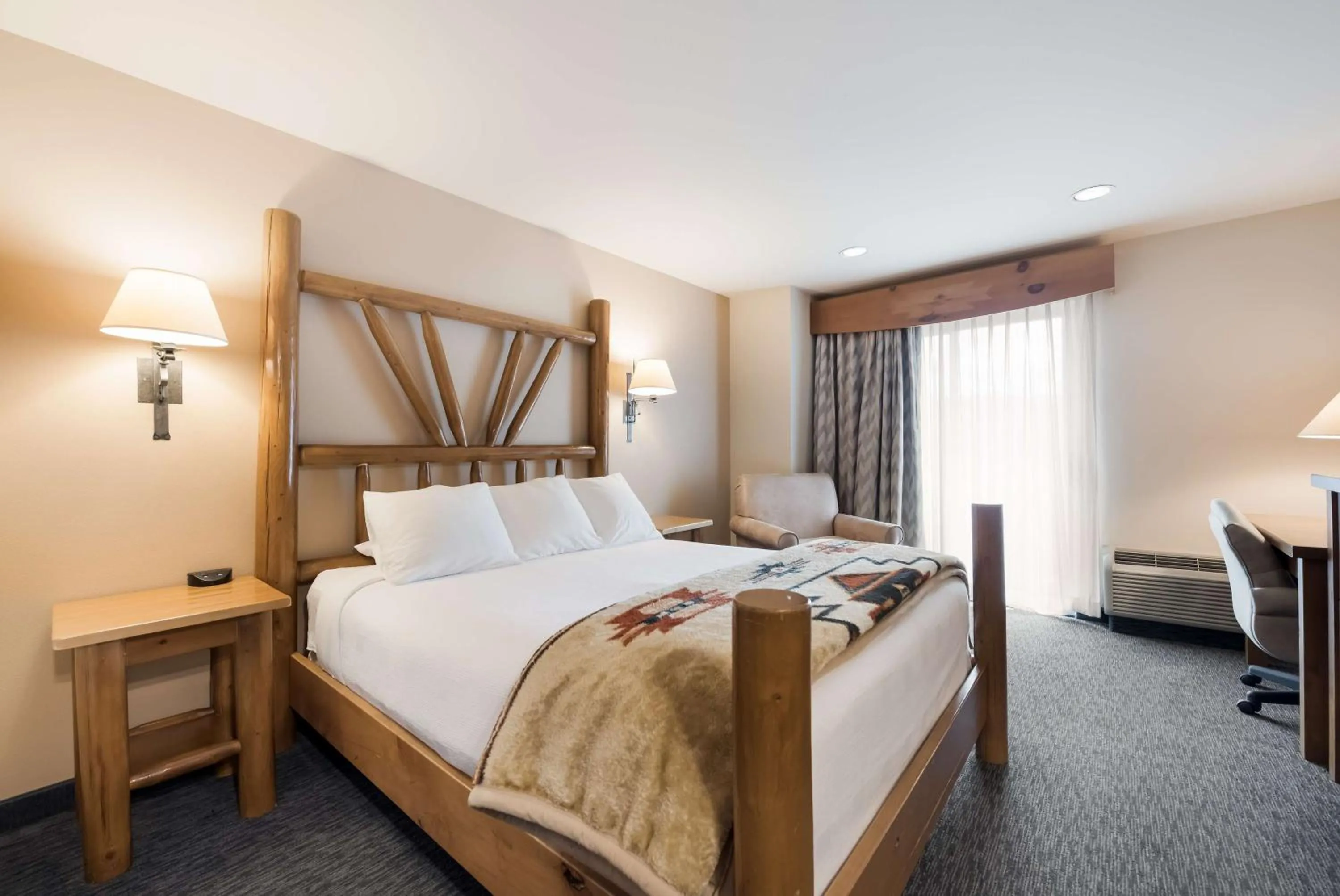 Bedroom, Bed in Best Western Plus Kentwood Lodge