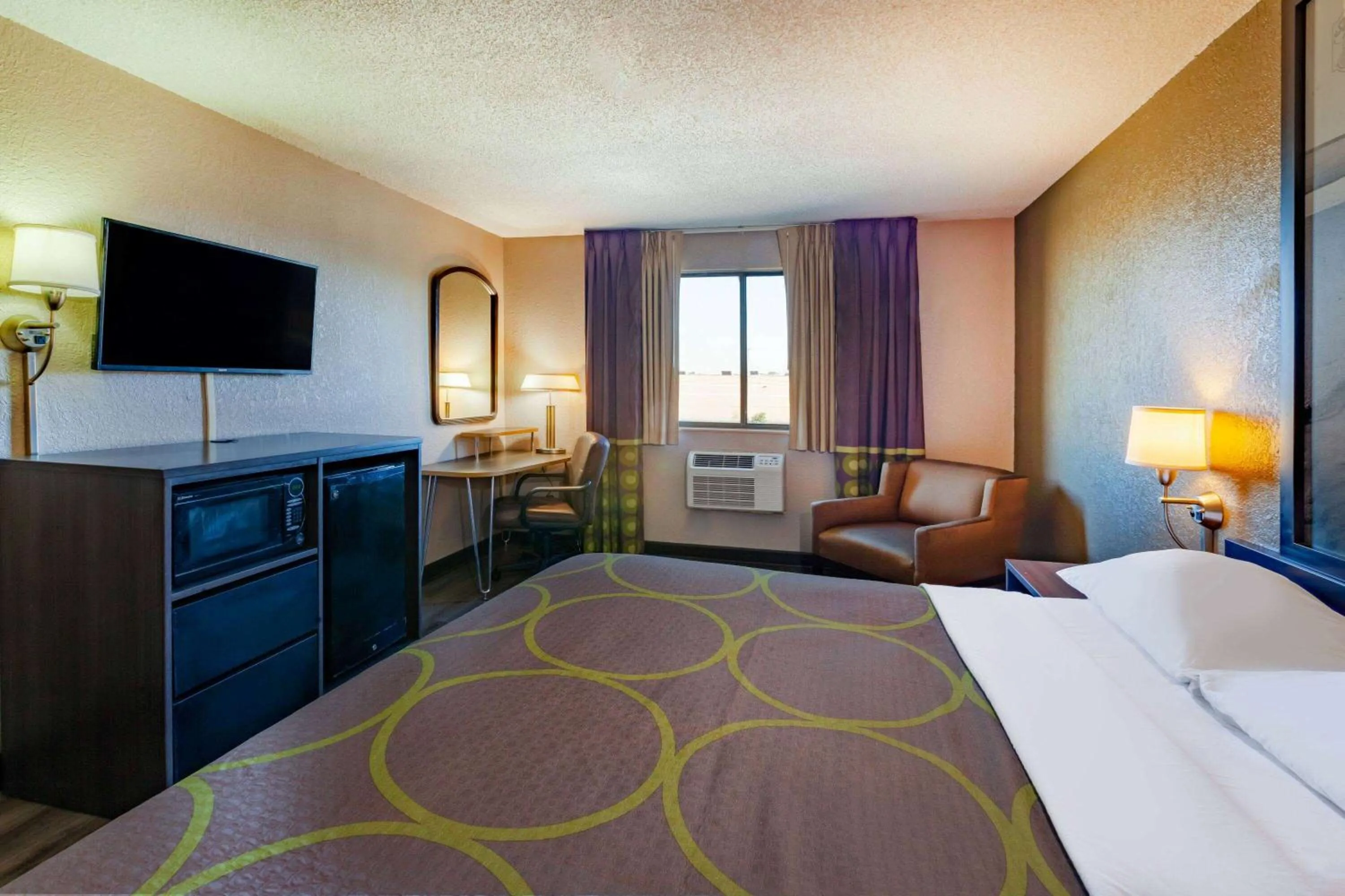 Photo of the whole room, Bed in Super 8 by Wyndham Roseville/Detroit Area
