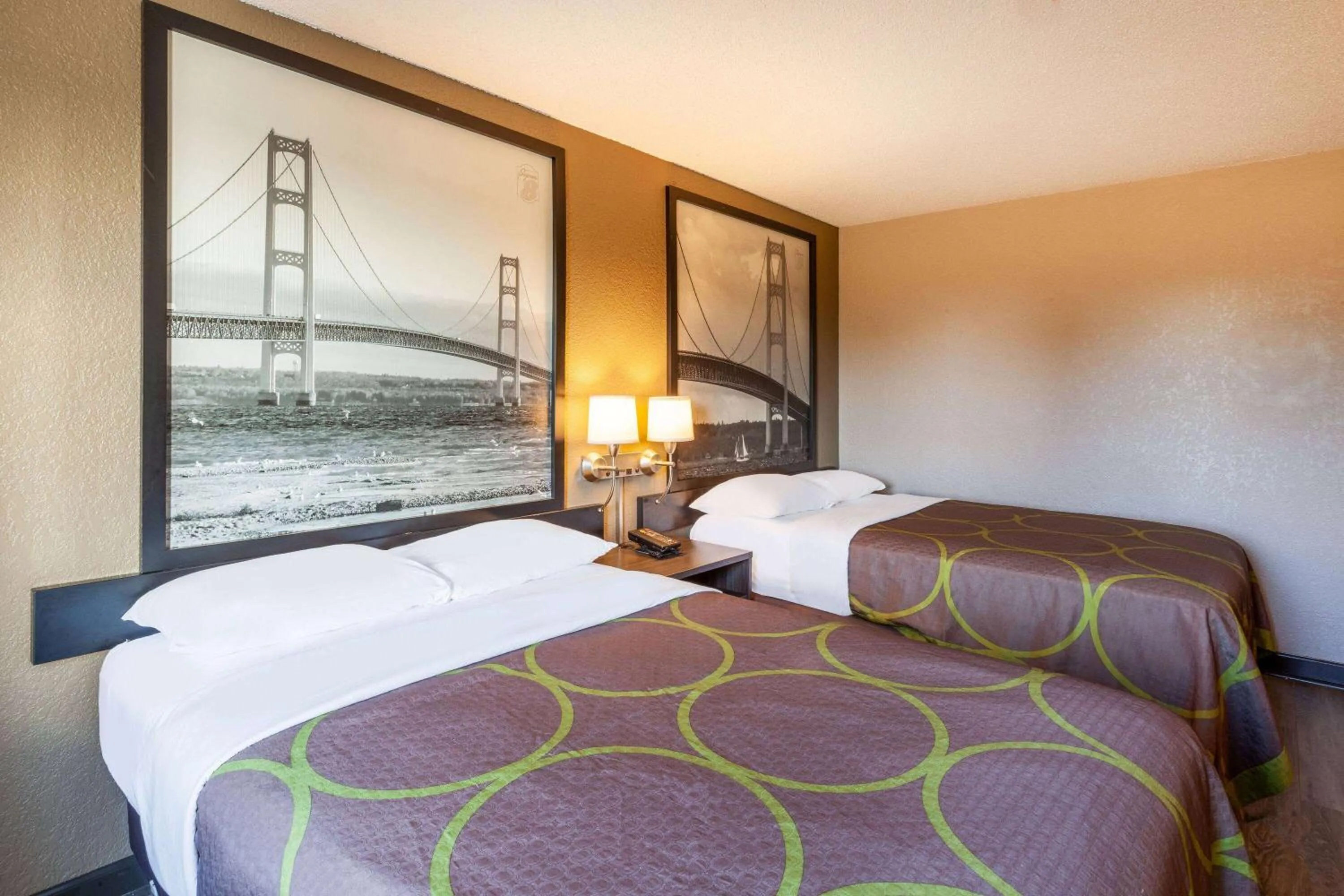 Photo of the whole room, Bed in Super 8 by Wyndham Roseville/Detroit Area