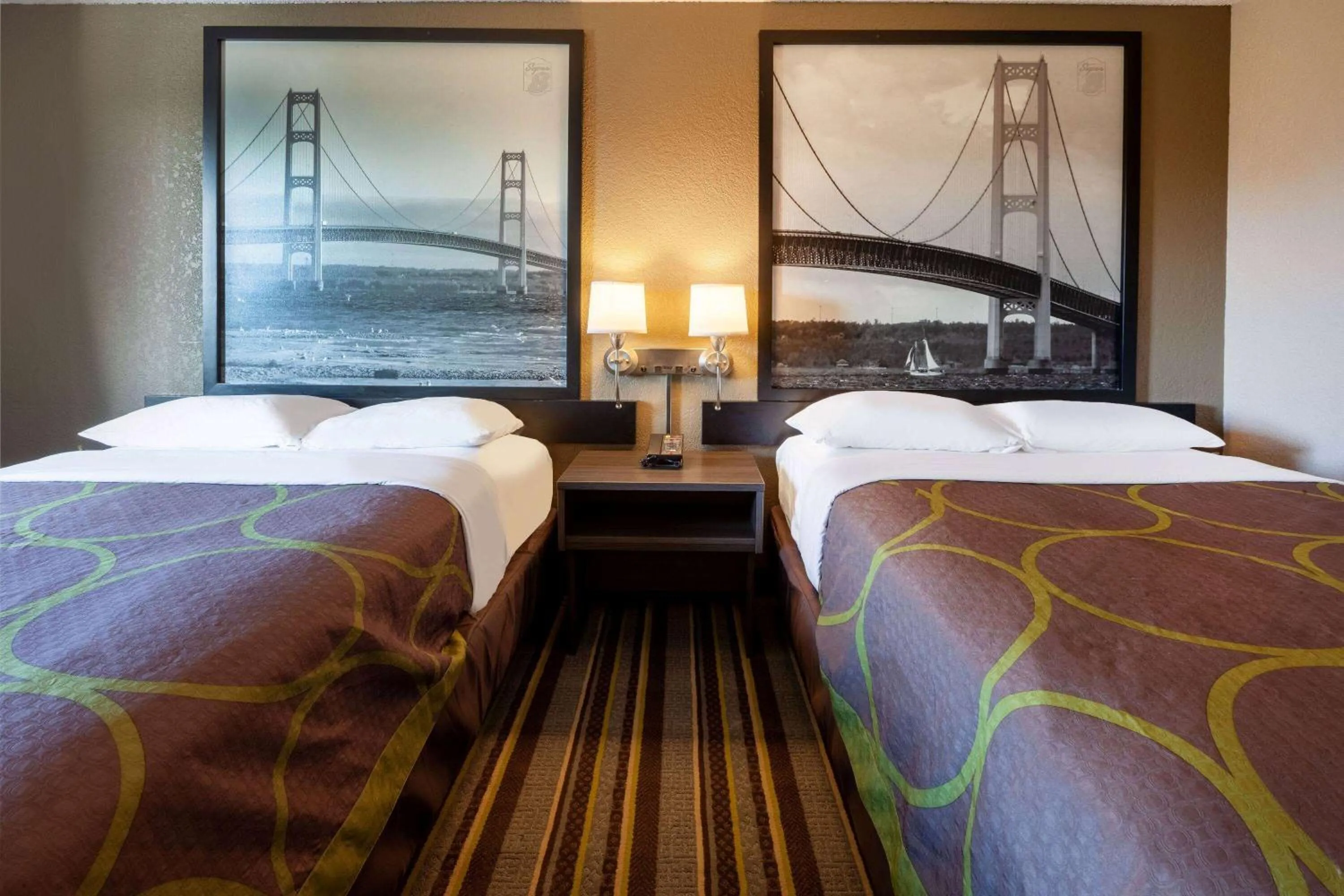 Photo of the whole room, Bed in Super 8 by Wyndham Roseville/Detroit Area