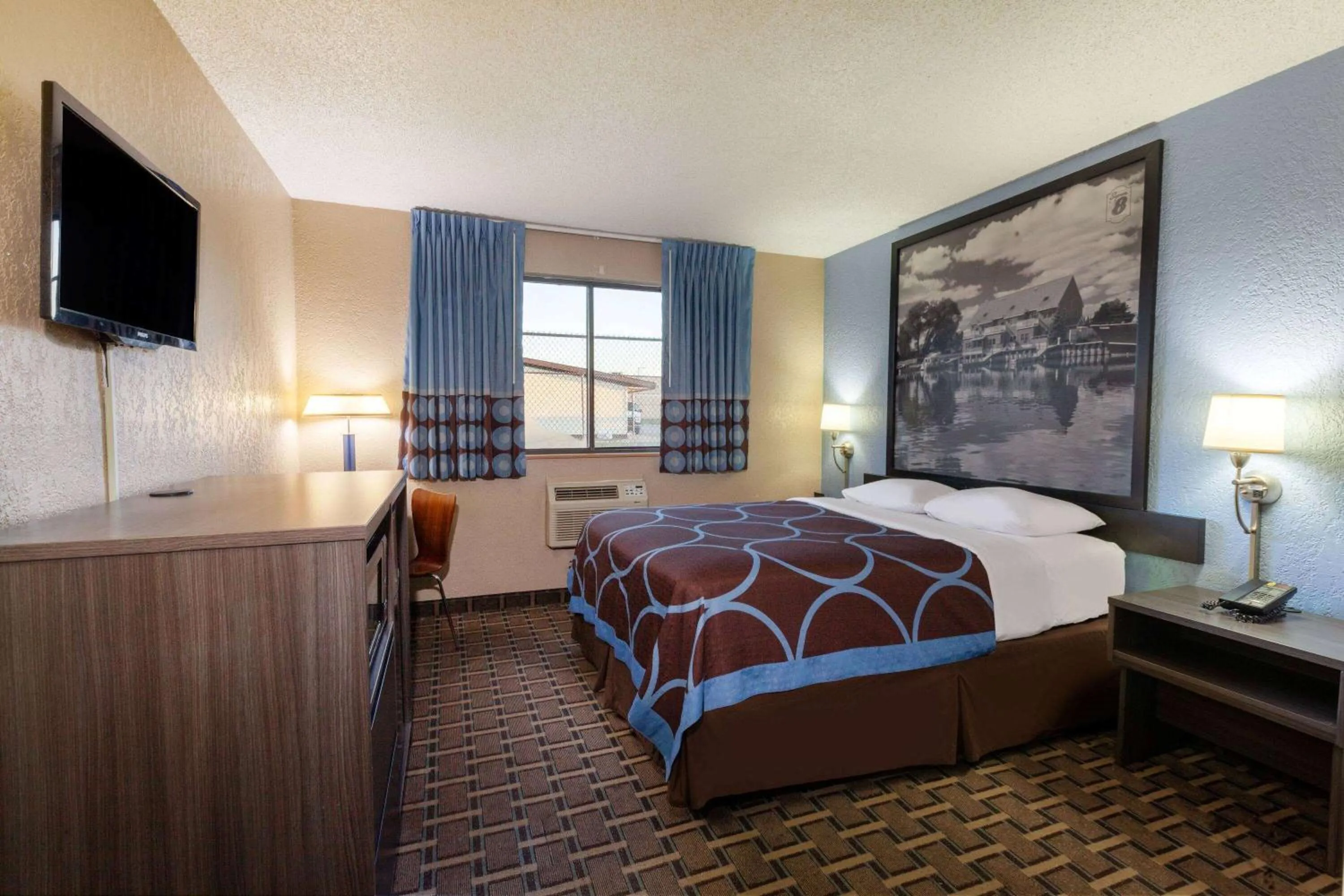 Photo of the whole room, Bed in Super 8 by Wyndham Roseville/Detroit Area