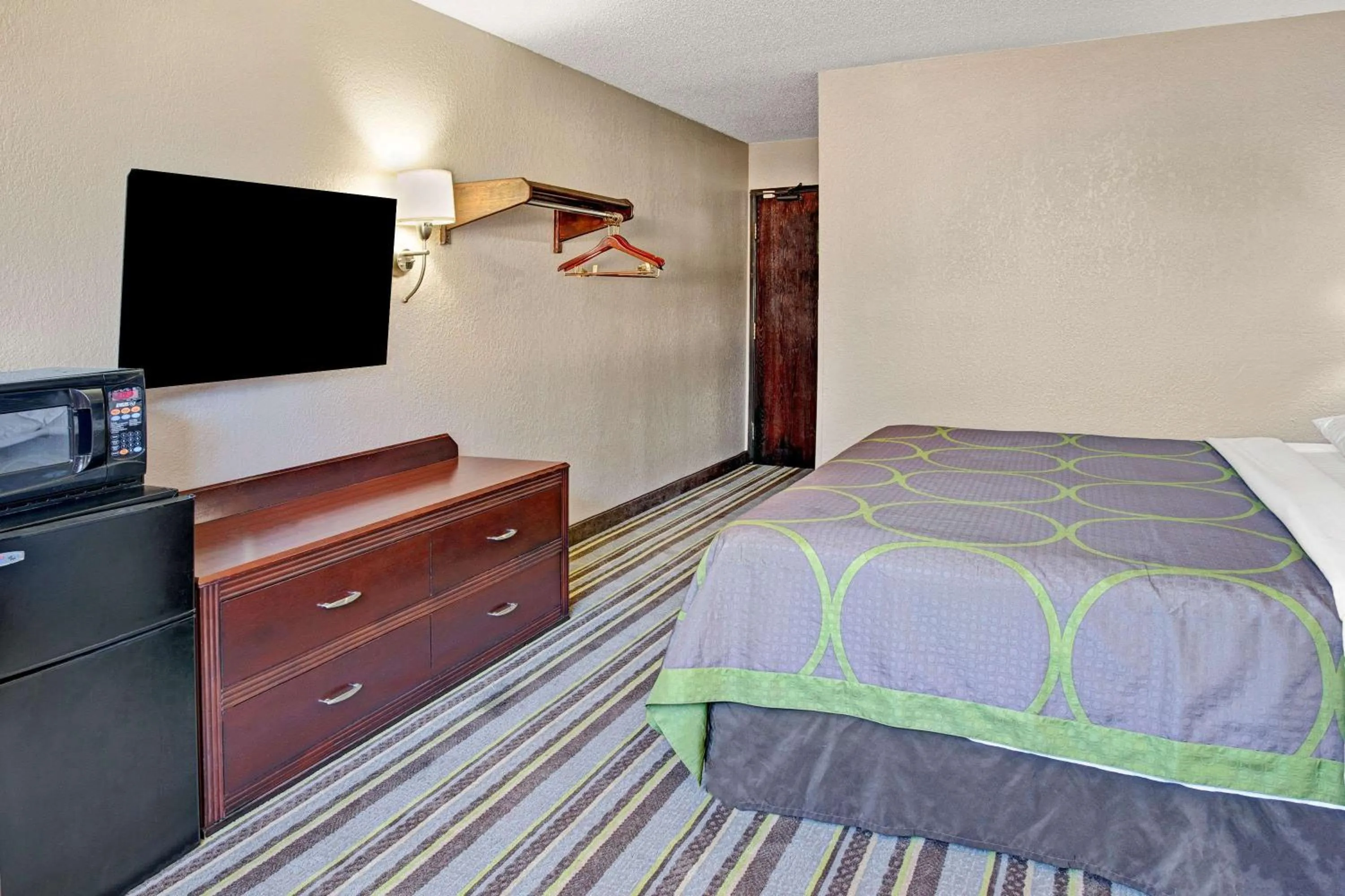 Photo of the whole room, Bed in Super 8 by Wyndham Roseville/Detroit Area