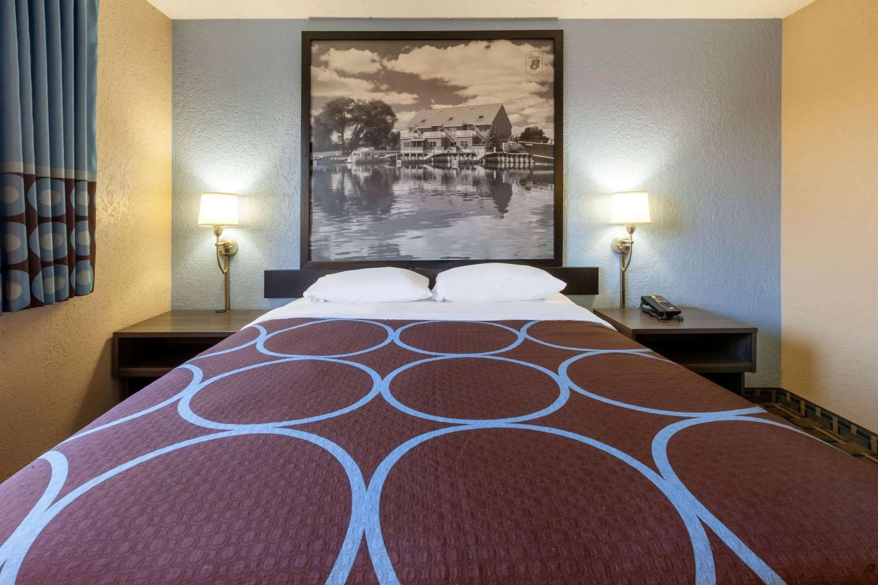 Photo of the whole room, Bed in Super 8 by Wyndham Roseville/Detroit Area