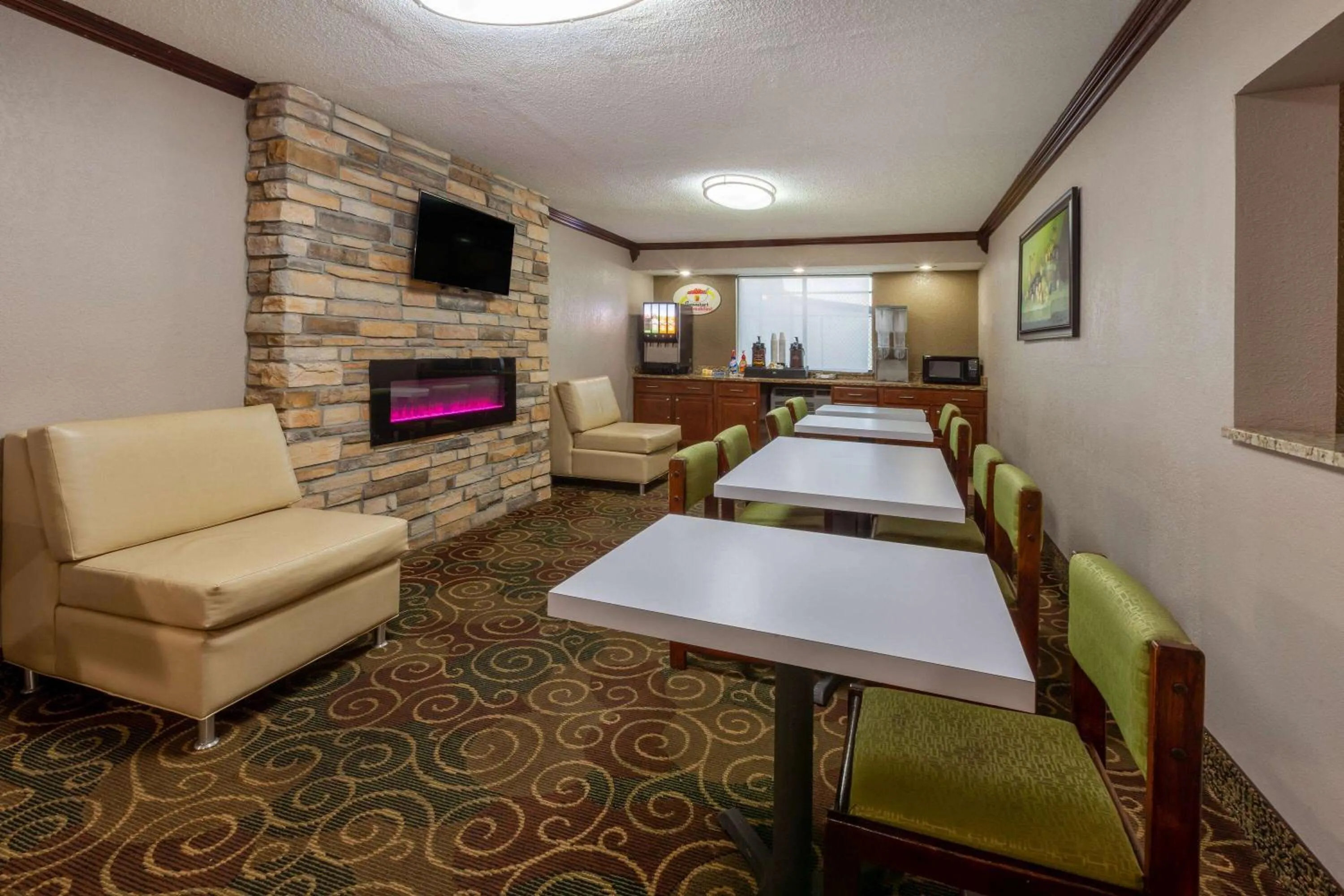 Breakfast in Super 8 by Wyndham Roseville/Detroit Area