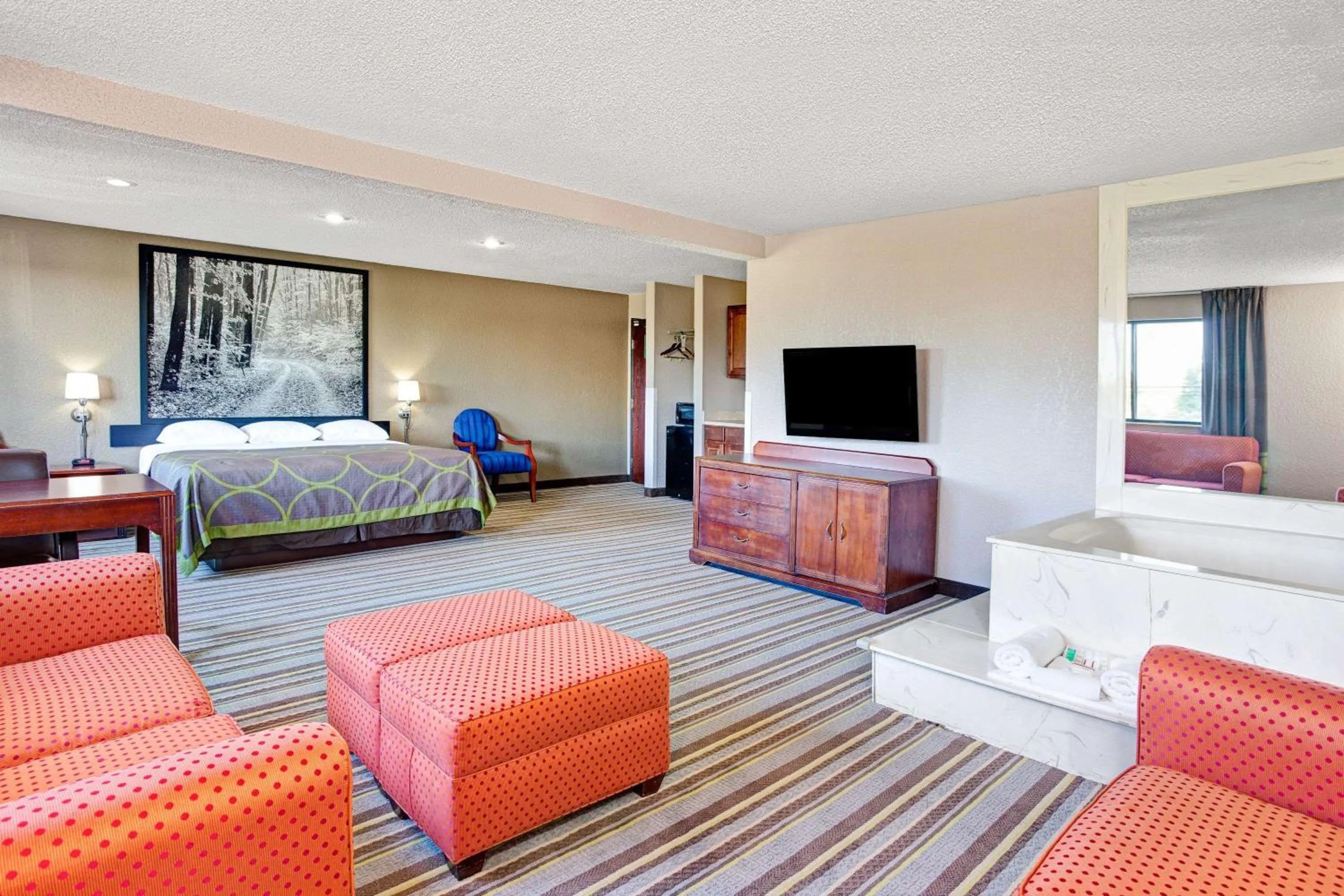 Photo of the whole room, Bed in Super 8 by Wyndham Roseville/Detroit Area