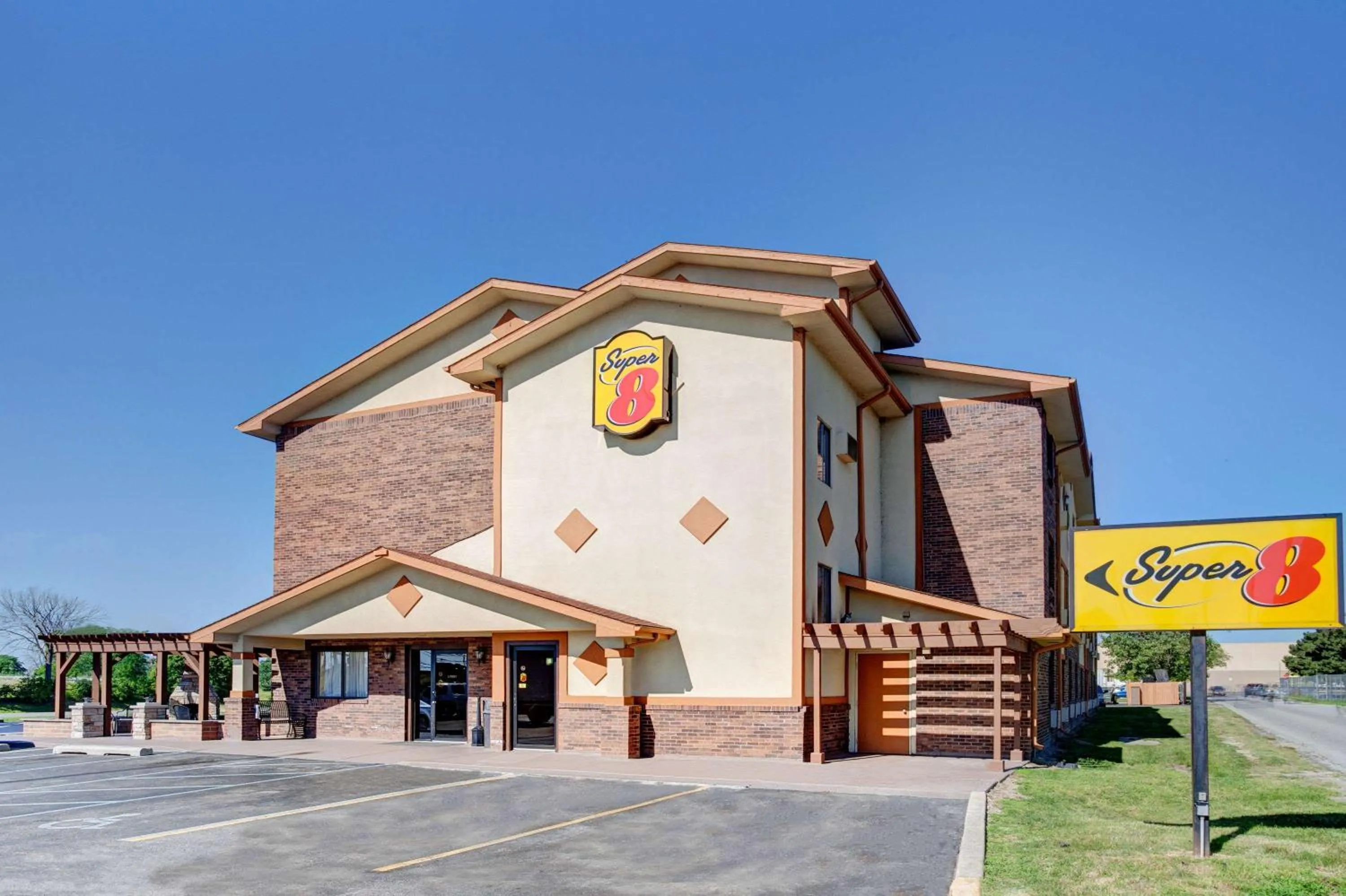 Property building in Super 8 by Wyndham Roseville/Detroit Area