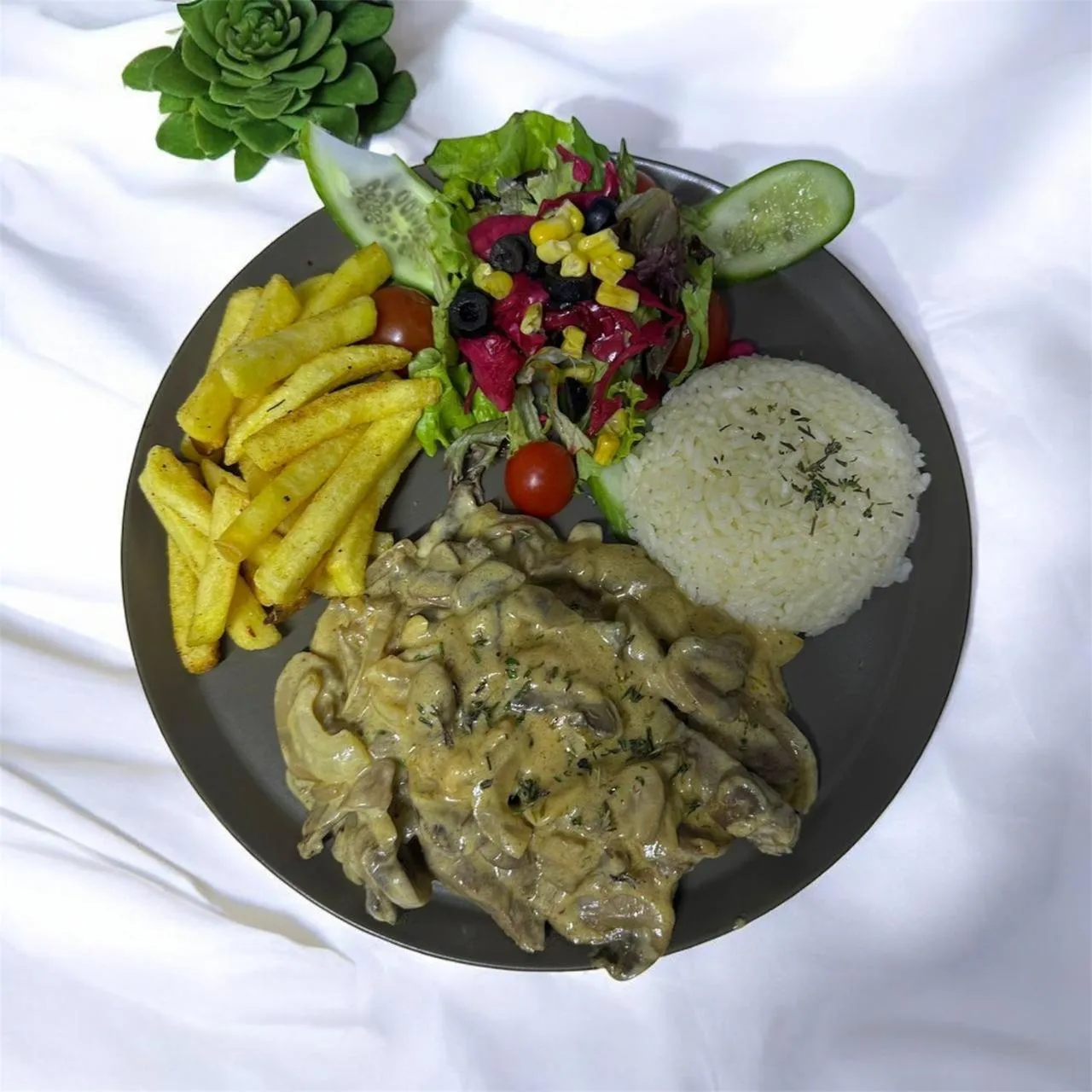 Restaurant/places to eat in madame roza