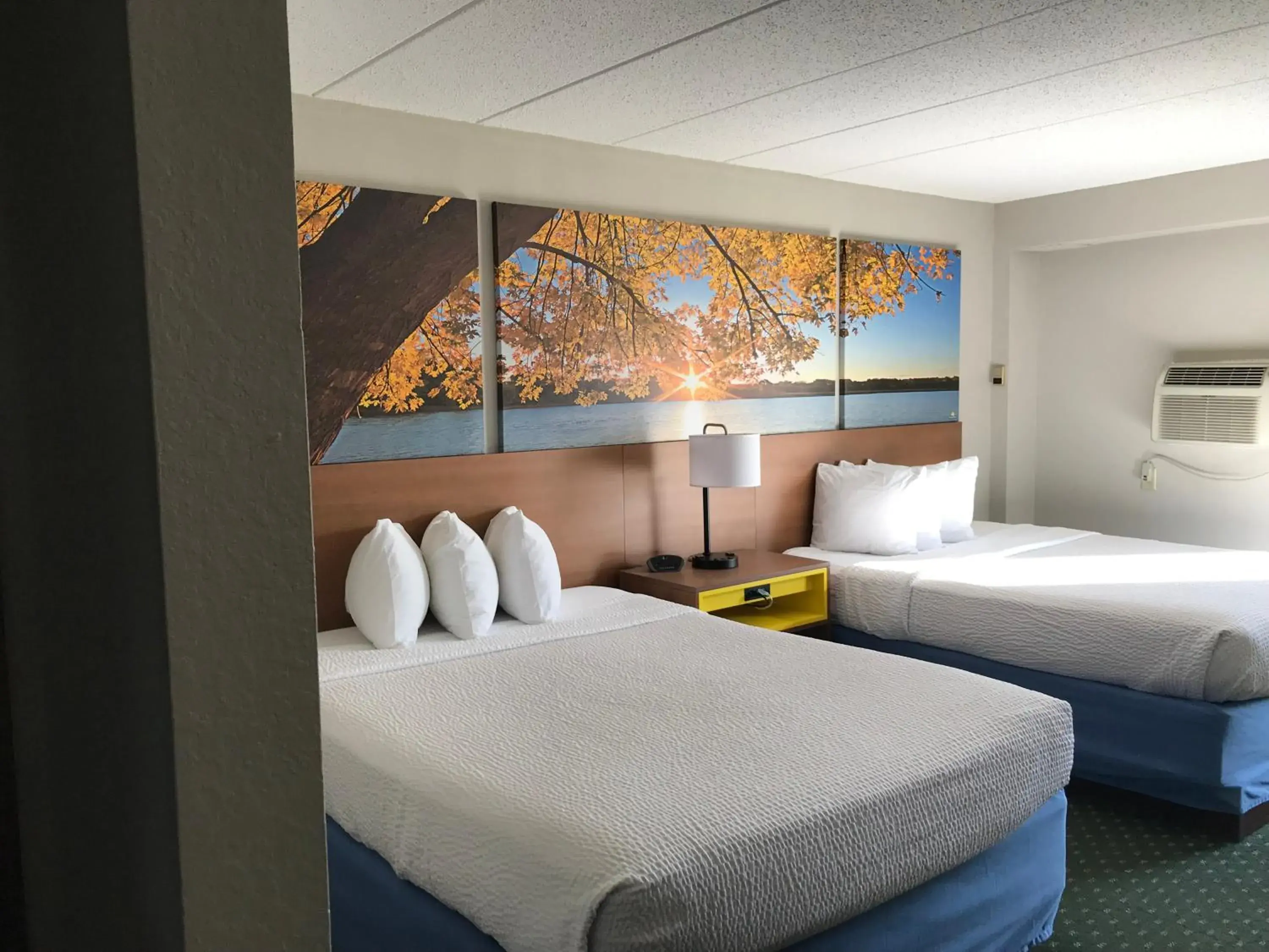 Bed in Days Inn by Wyndham International Falls Bed in Days Inn by Wyndham International Falls