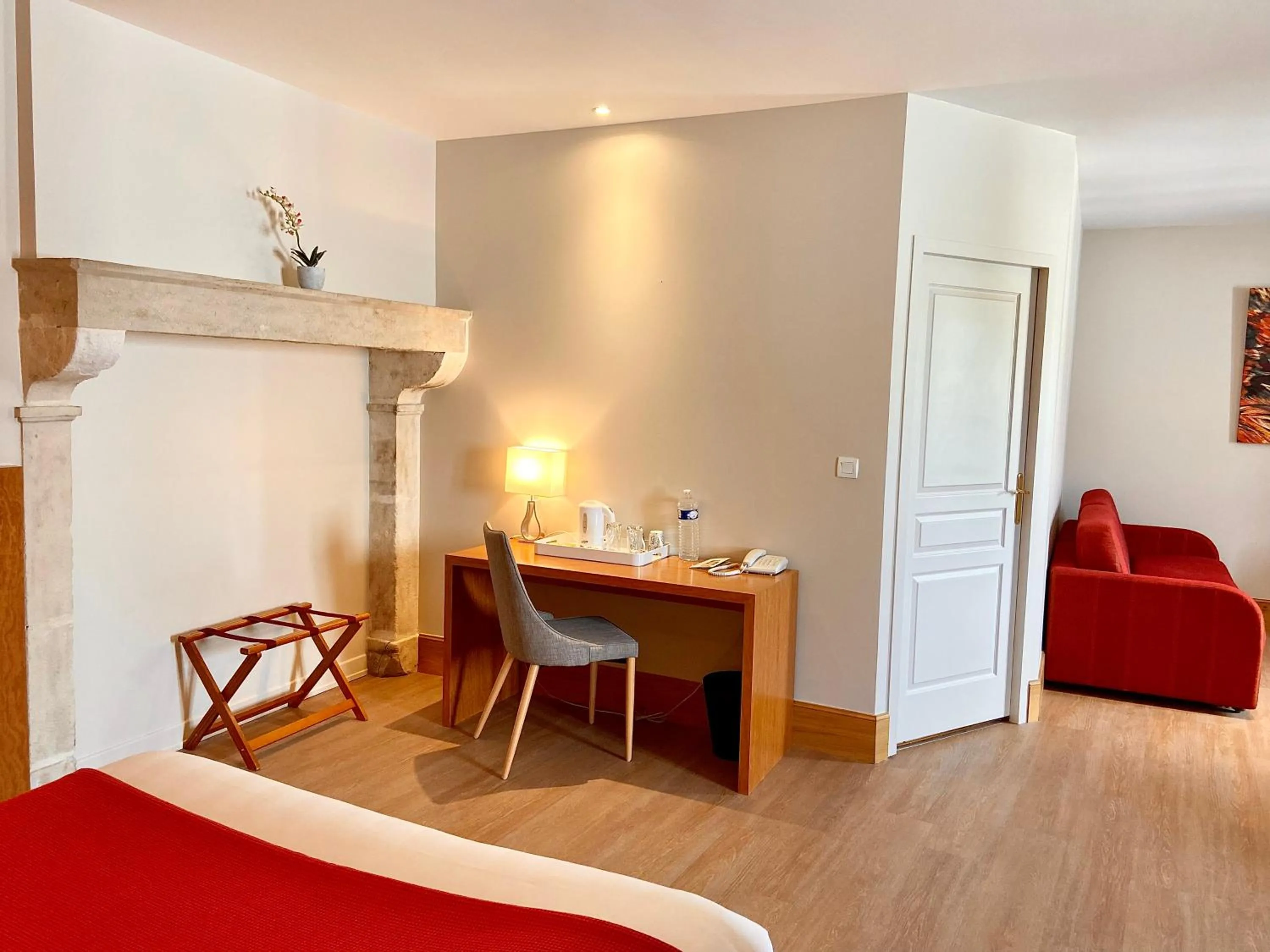 Seating area, Bed in Hotel l'Orée Des Vignes