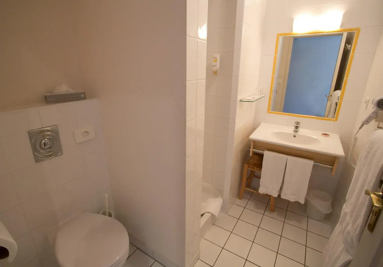 Twin Room in Hotel l'Orée Des Vignes Twin Room in Hotel l'Orée Des Vignes