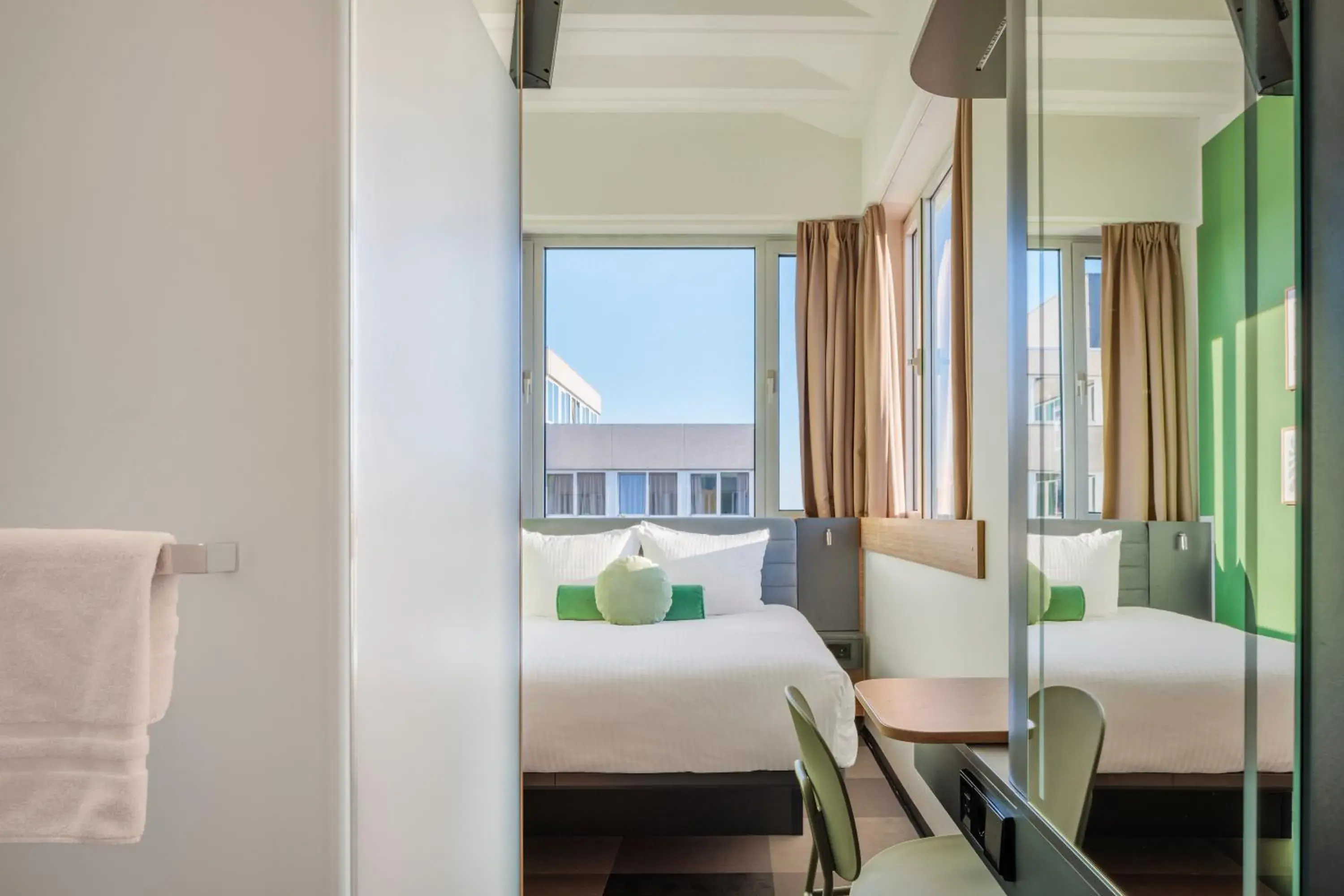 Maxhotel Amsterdam Airport Schiphol - Recently Renovated Maxhotel Amsterdam Airport Schiphol - Recently Renovated