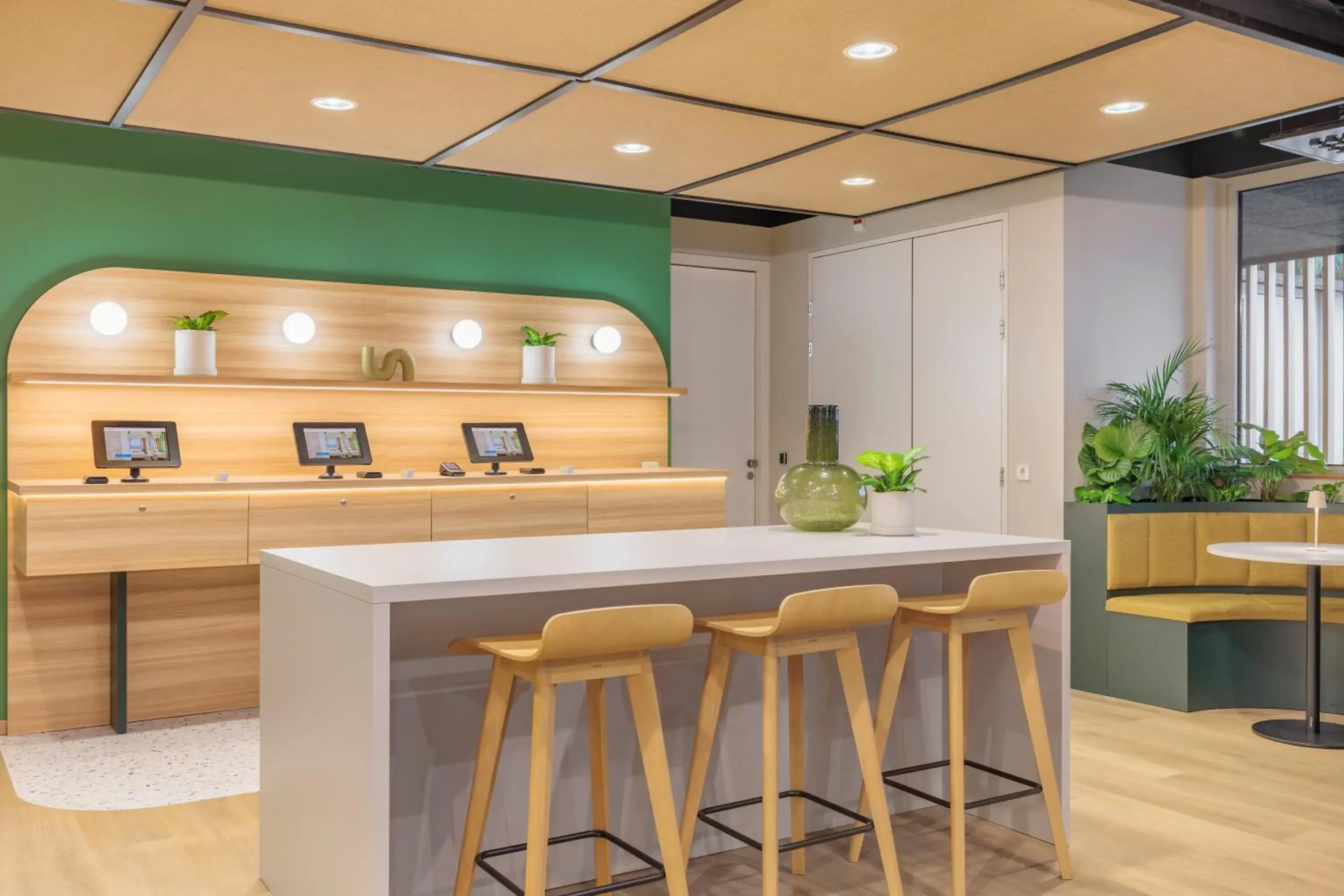 Maxhotel Amsterdam Airport Schiphol - Recently Renovated Maxhotel Amsterdam Airport Schiphol - Recently Renovated