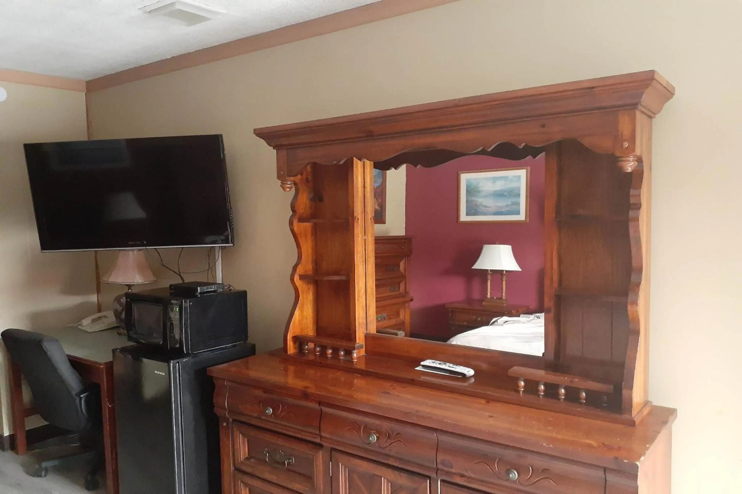 TV and multimedia in Holiday Lodge Virginia -Listing Partner