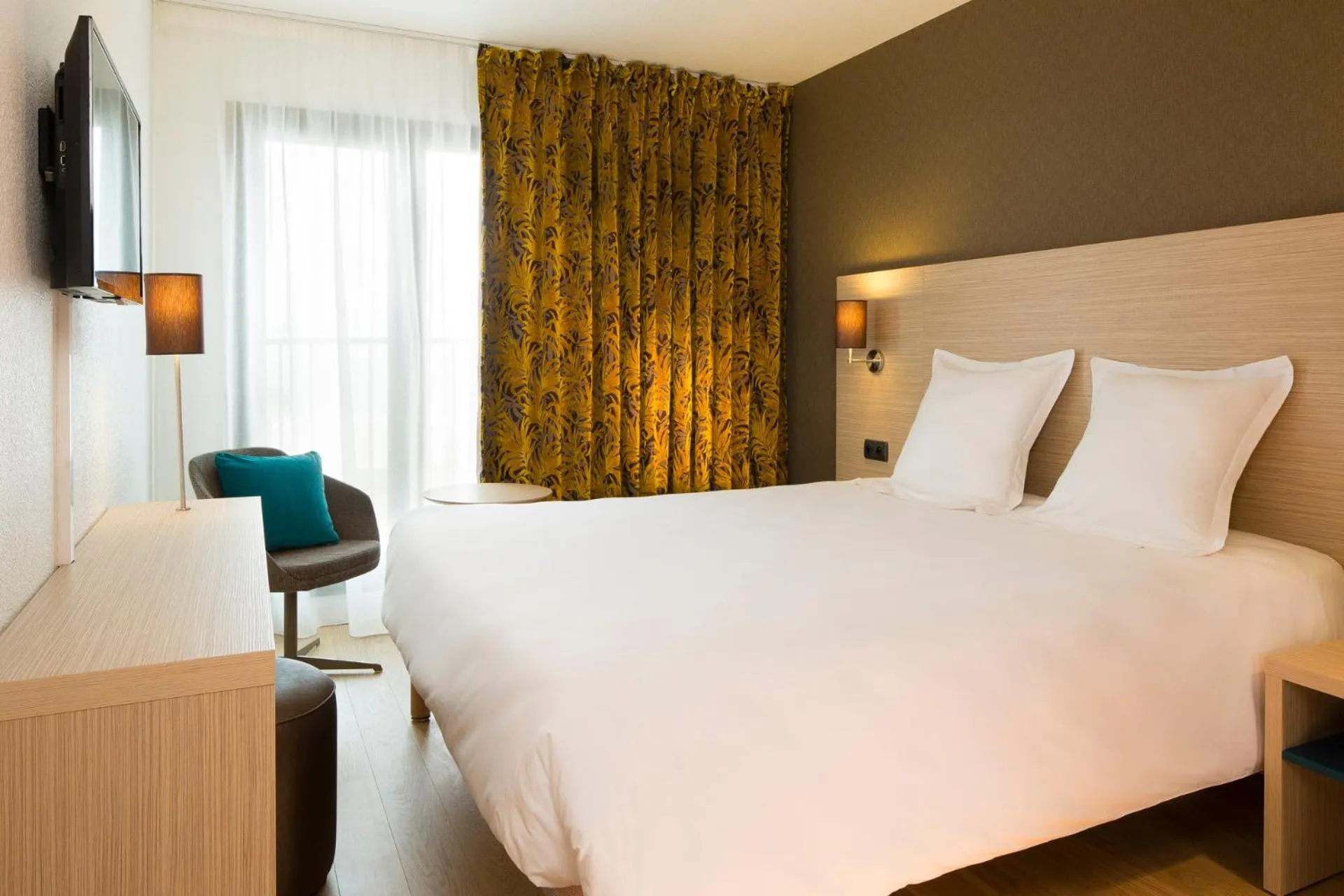 Photo of the whole room, Bed in Escale Oceania Saint Malo