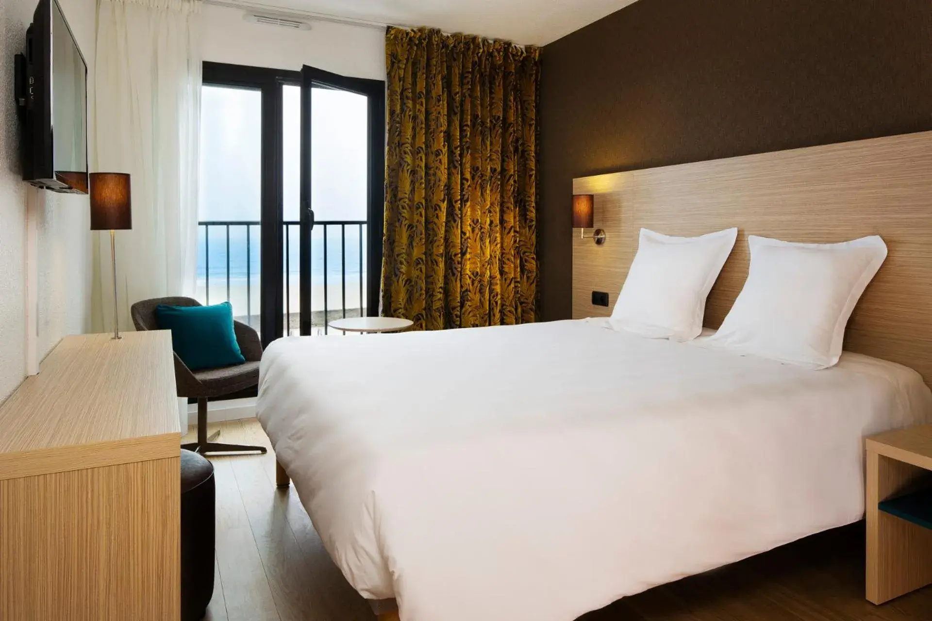 Deluxe Double Room with Sea View in Escale Oceania Saint Malo Deluxe Double Room with Sea View in Escale Oceania Saint Malo