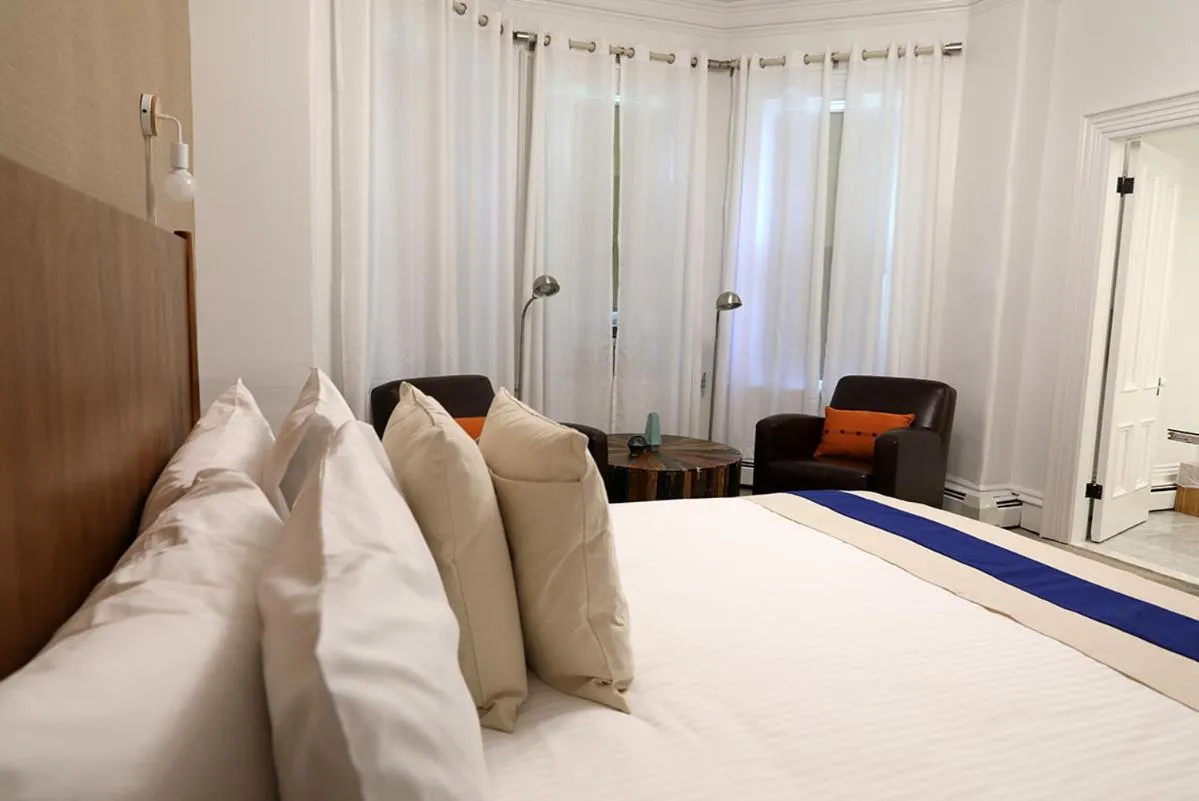 Photo of the whole room, Bed in The Hotel Marblehead