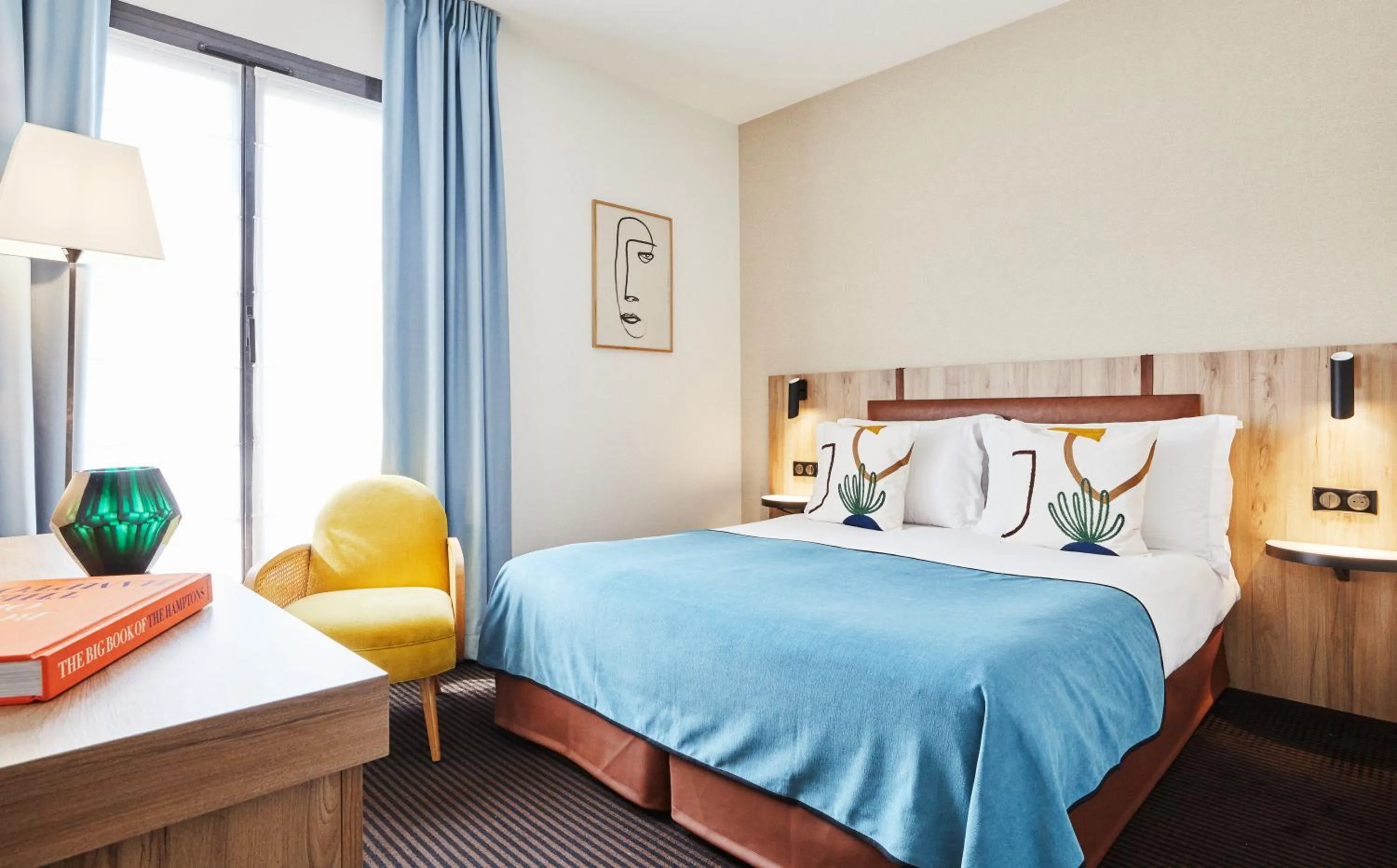 Decorative detail, Bed in Plaza Tour Eiffel