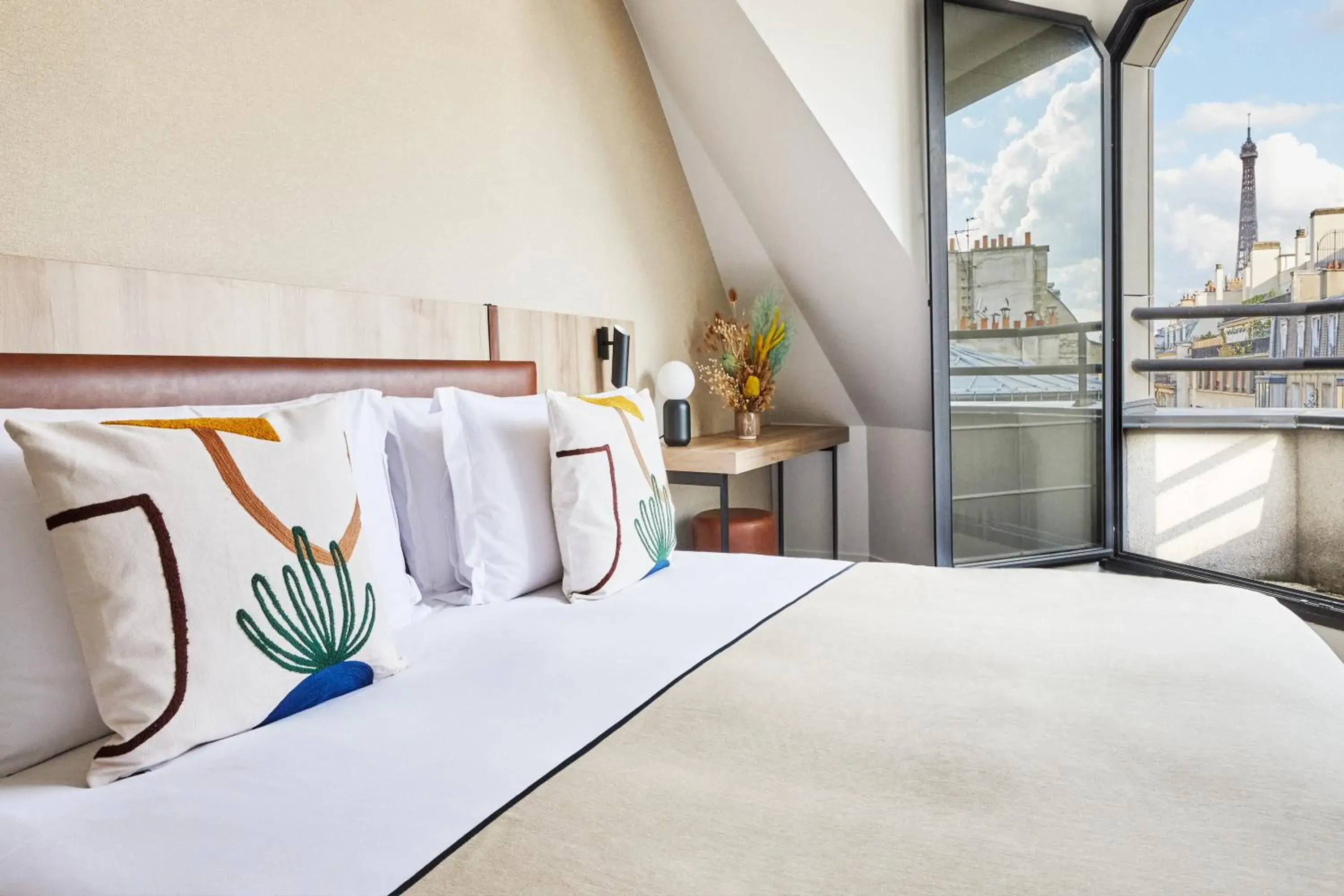 View (from property/room), Bed in Plaza Tour Eiffel View (from property/room), Bed in Plaza Tour Eiffel