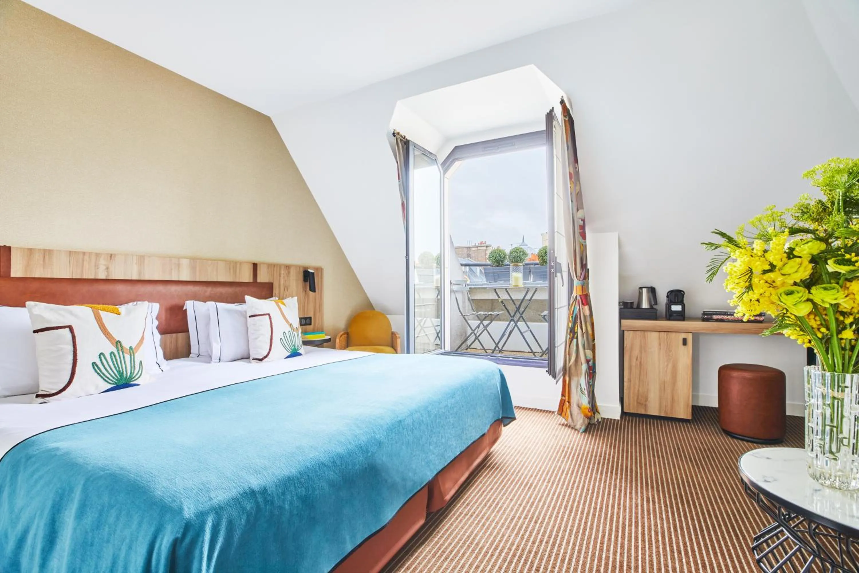 Photo of the whole room, Bed in Plaza Tour Eiffel