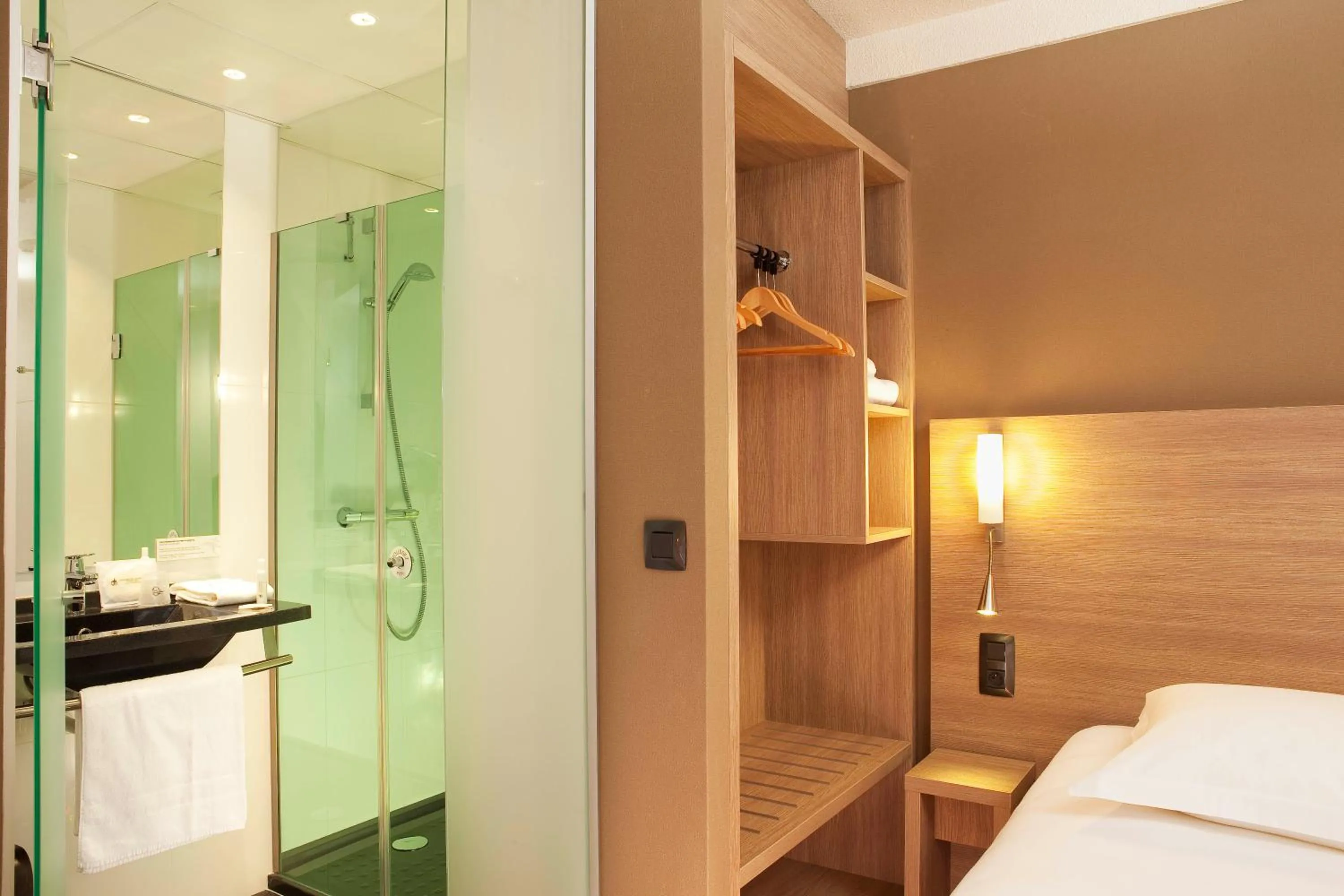 Shower, Bed in Escale Oceania Orléans