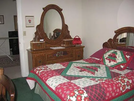 Bed in Olde Judge Mansion B&B