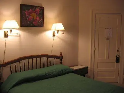 Standard Queen Room in Olde Judge Mansion B&B Standard Queen Room in Olde Judge Mansion B&B