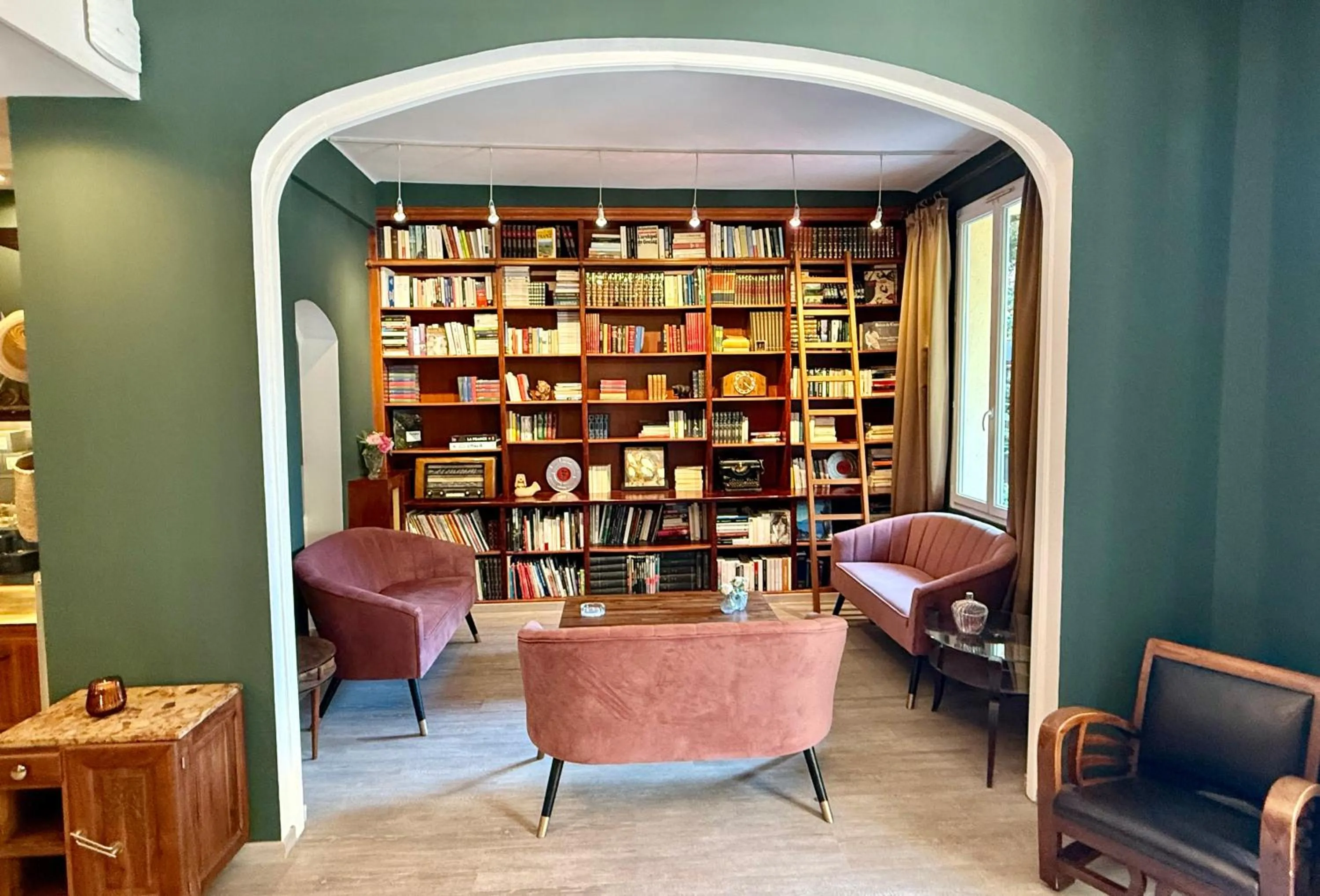 Library in Ideal Sejour Cannes - Hôtel de Charme