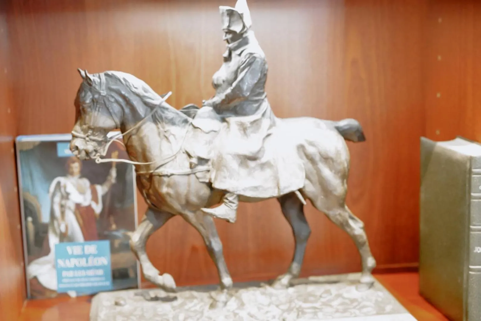Library in Ideal Sejour Cannes - Hôtel de Charme