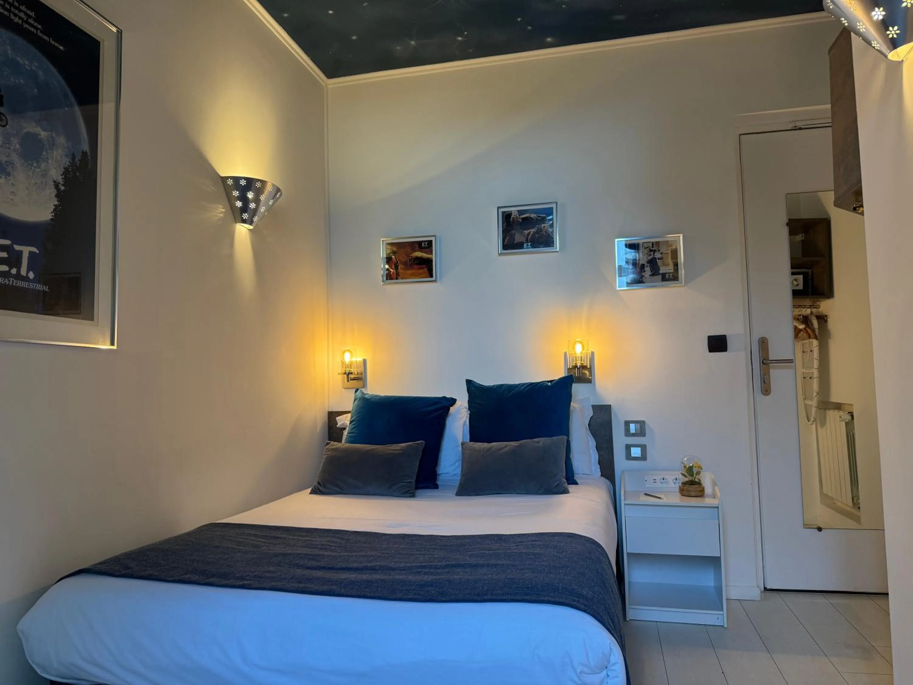 Bed in Ideal Sejour Cannes - Hôtel de Charme