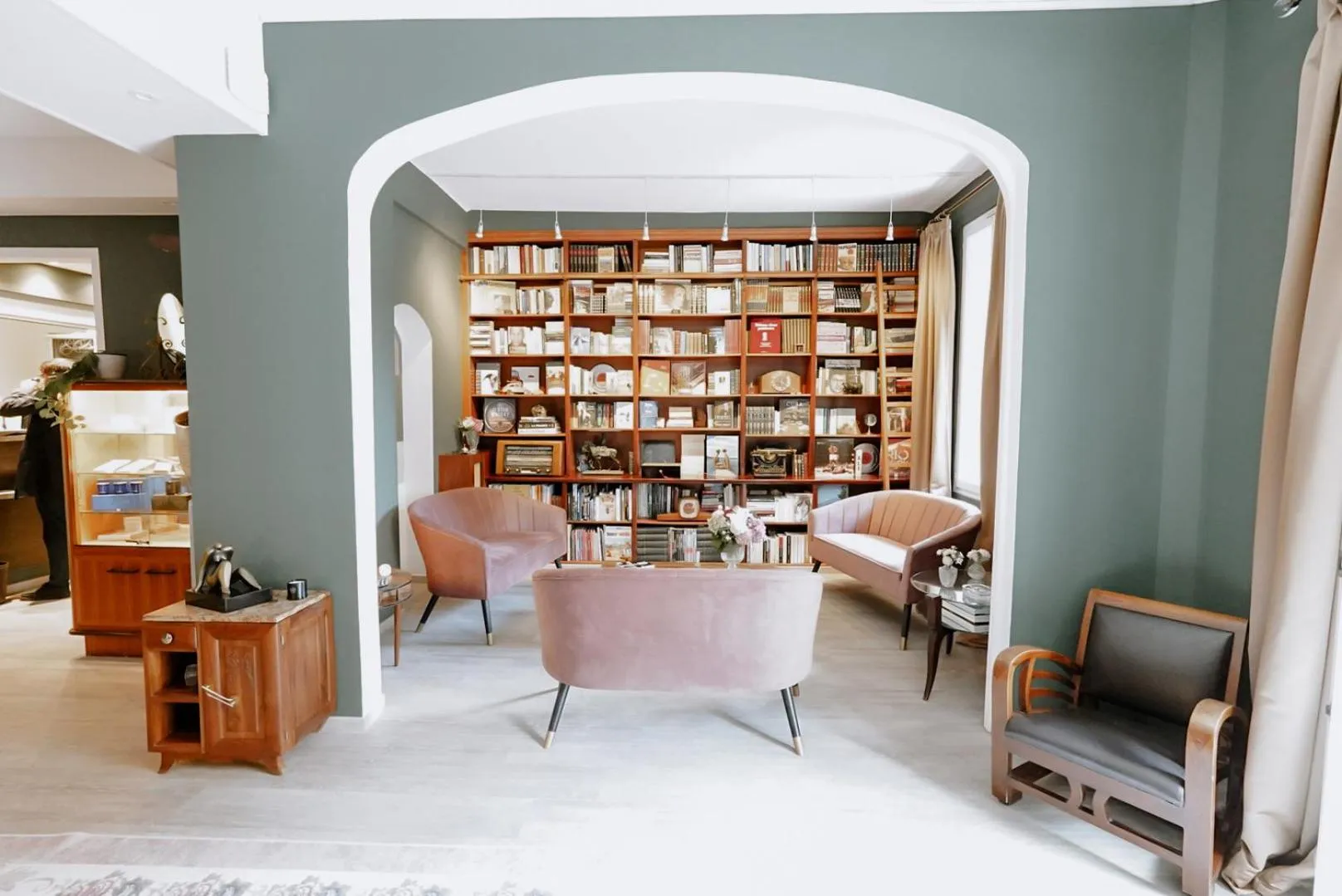 Library in Ideal Sejour Cannes - Hôtel de Charme