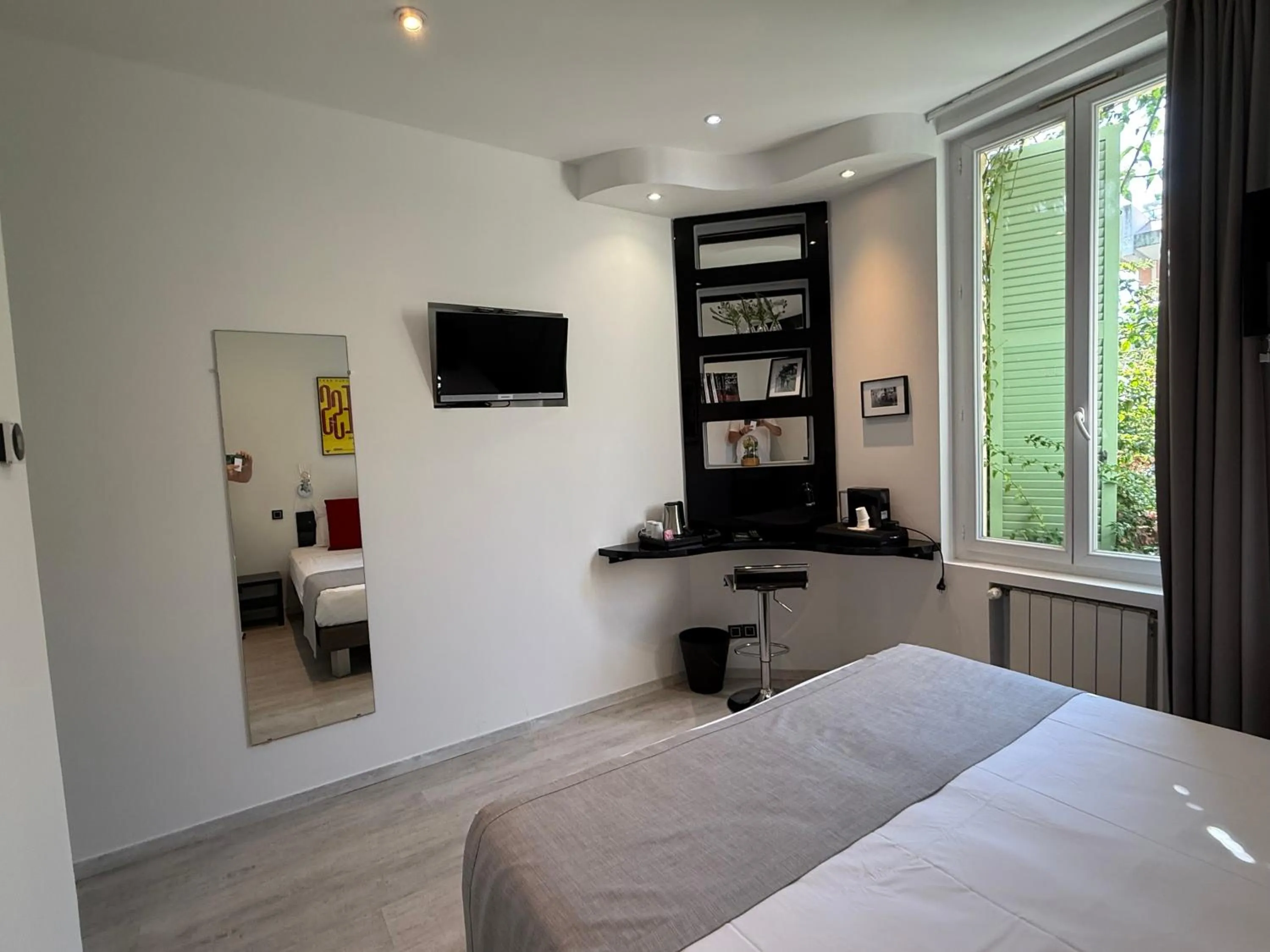 Photo of the whole room, Bed in Ideal Sejour Cannes - Hôtel de Charme